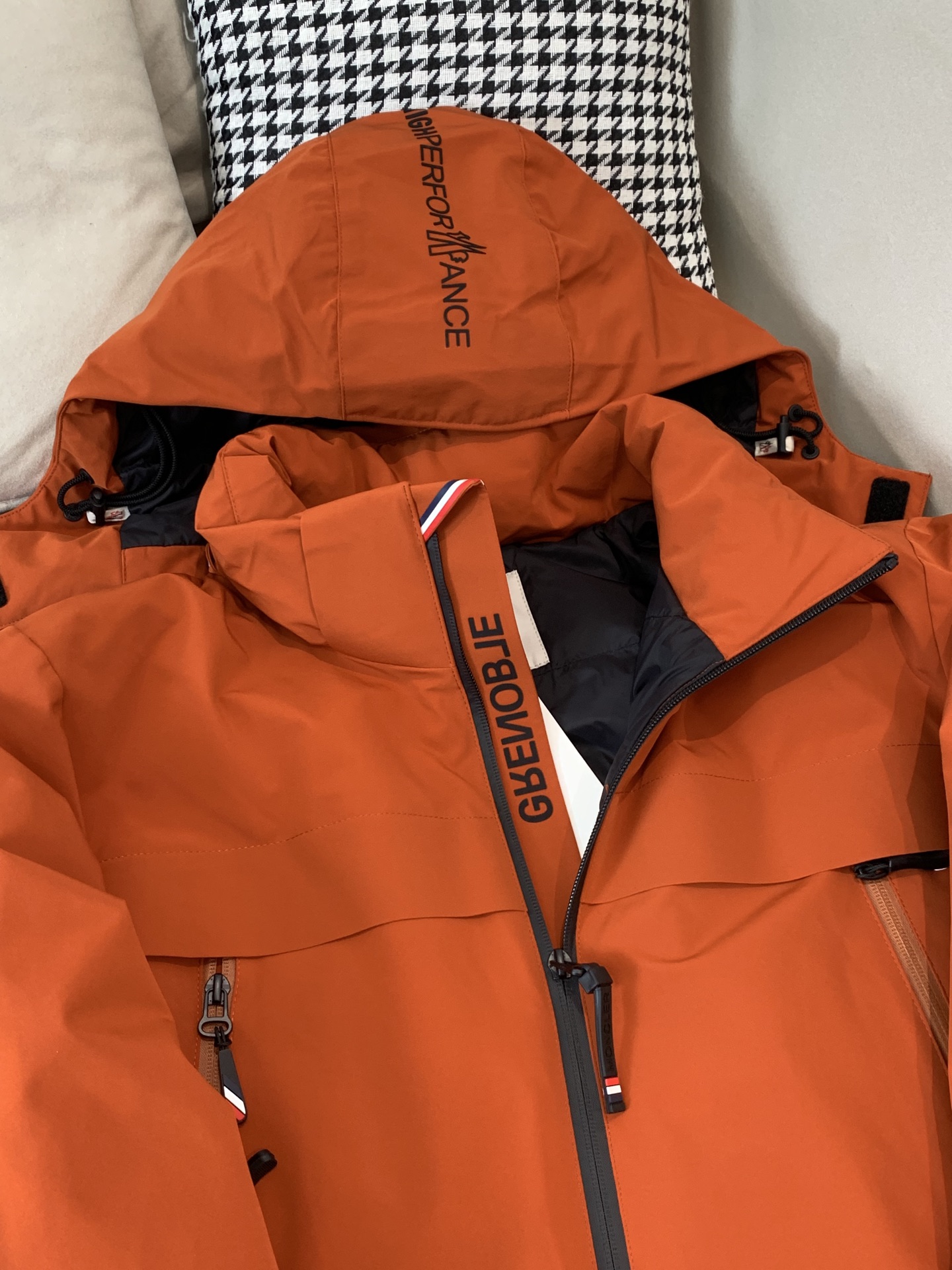 。2025SS秋冬季新款！-Moncl*r男士连帽羽绒服，高端轻奢的时尚风格，实穿百搭的款式，上身效果轻