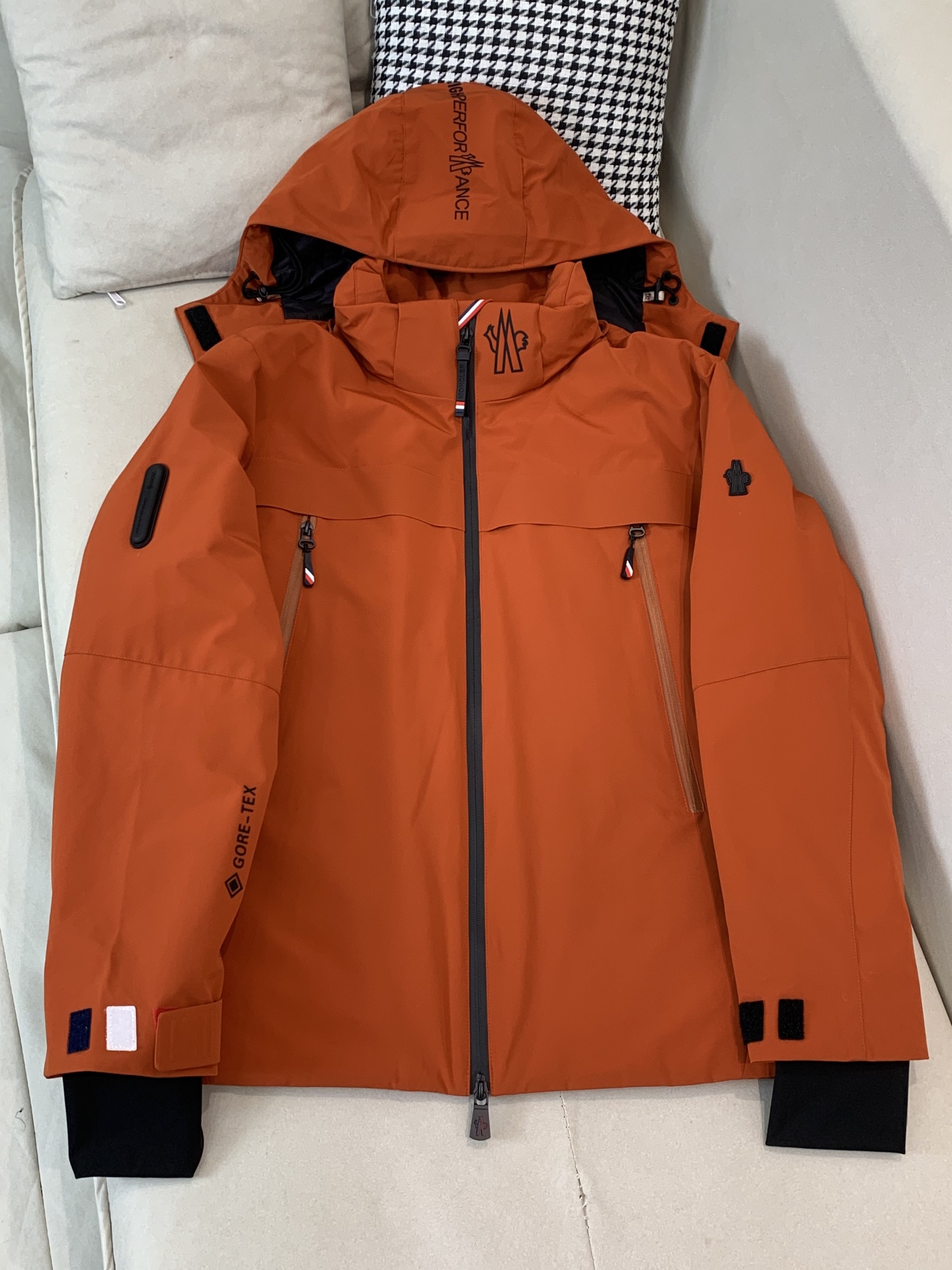 。2025SS秋冬季新款！-Moncl*r男士连帽羽绒服，高端轻奢的时尚风格，实穿百搭的款式，上身效果轻