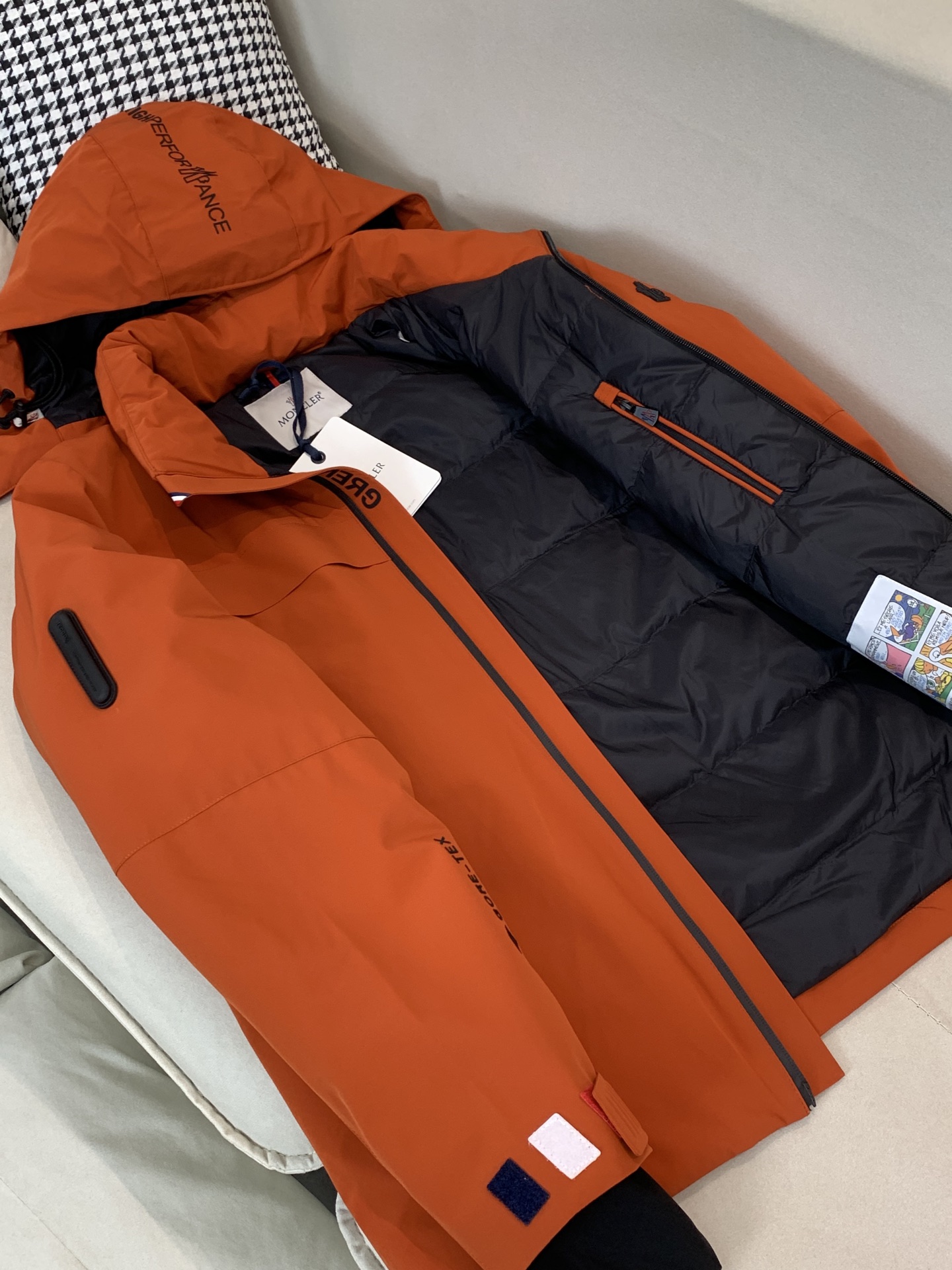 。2025SS秋冬季新款！-Moncl*r男士连帽羽绒服，高端轻奢的时尚风格，实穿百搭的款式，上身效果轻