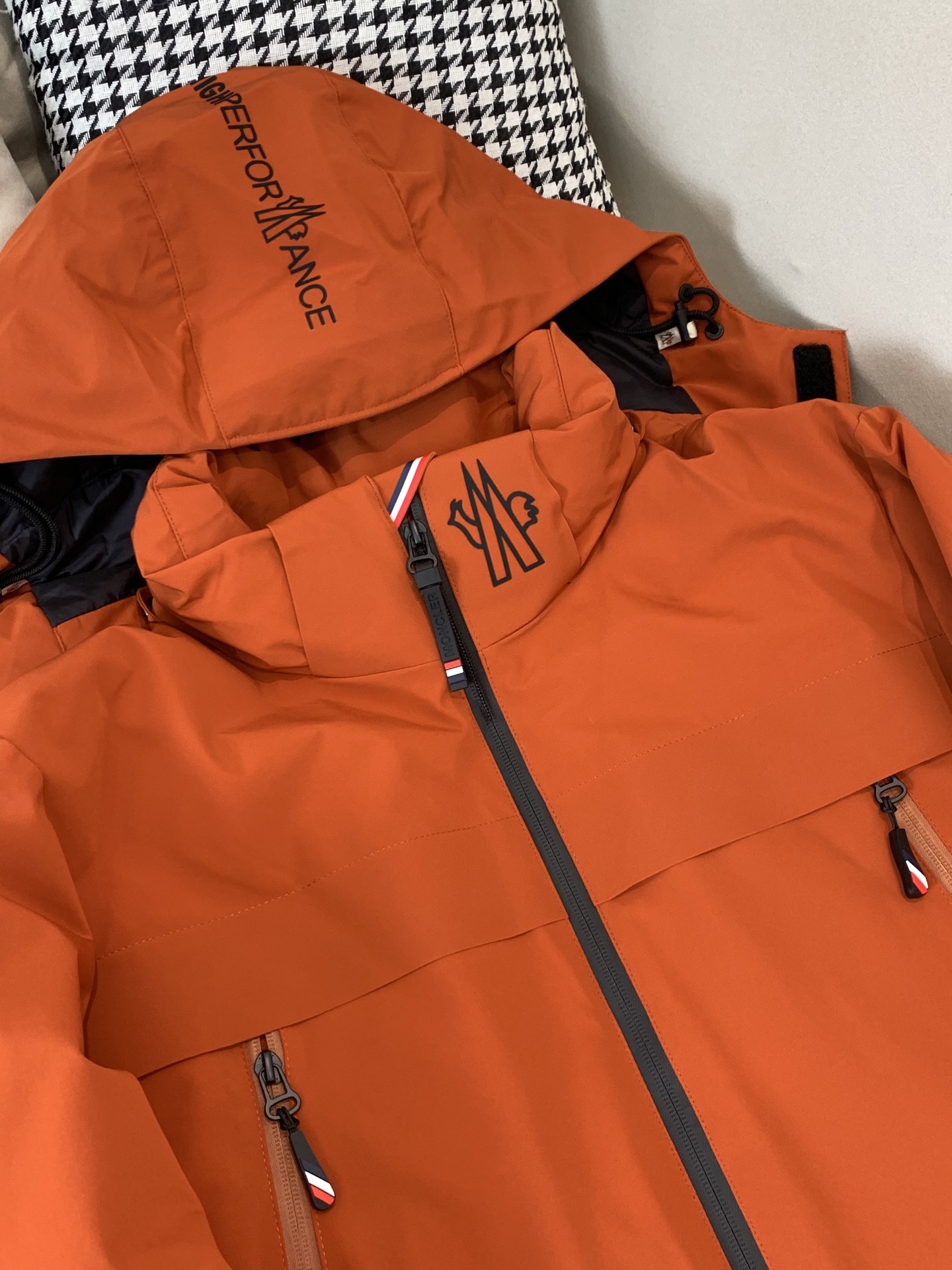 。2025SS秋冬季新款！-Moncl*r男士连帽羽绒服，高端轻奢的时尚风格，实穿百搭的款式，上身效果轻