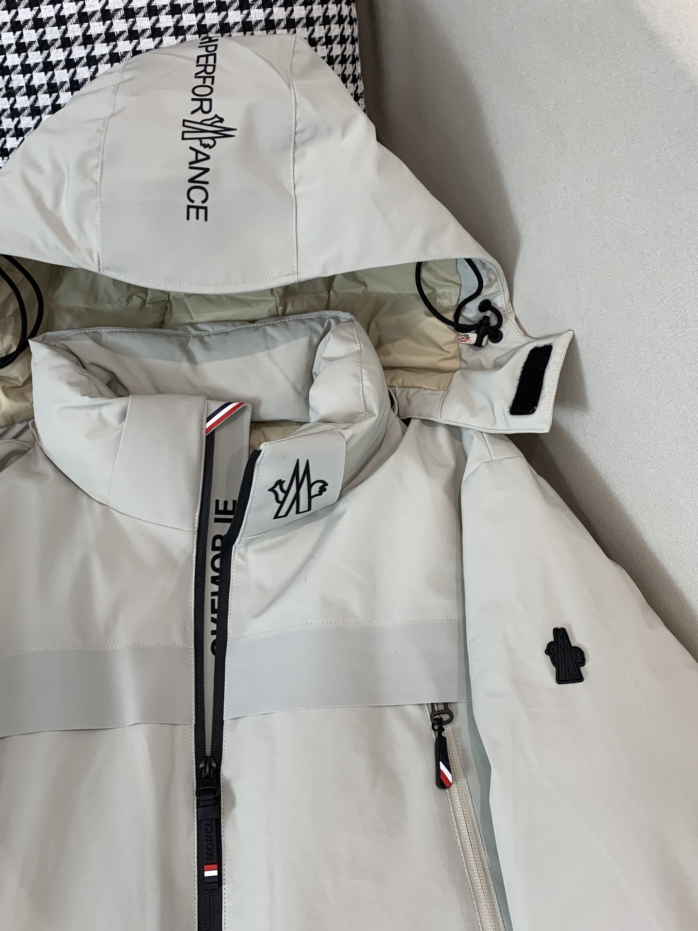 。2025SS秋冬季新款！-Moncl*r男士连帽羽绒服，高端轻奢的时尚风格，实穿百搭的款式，上身效果轻