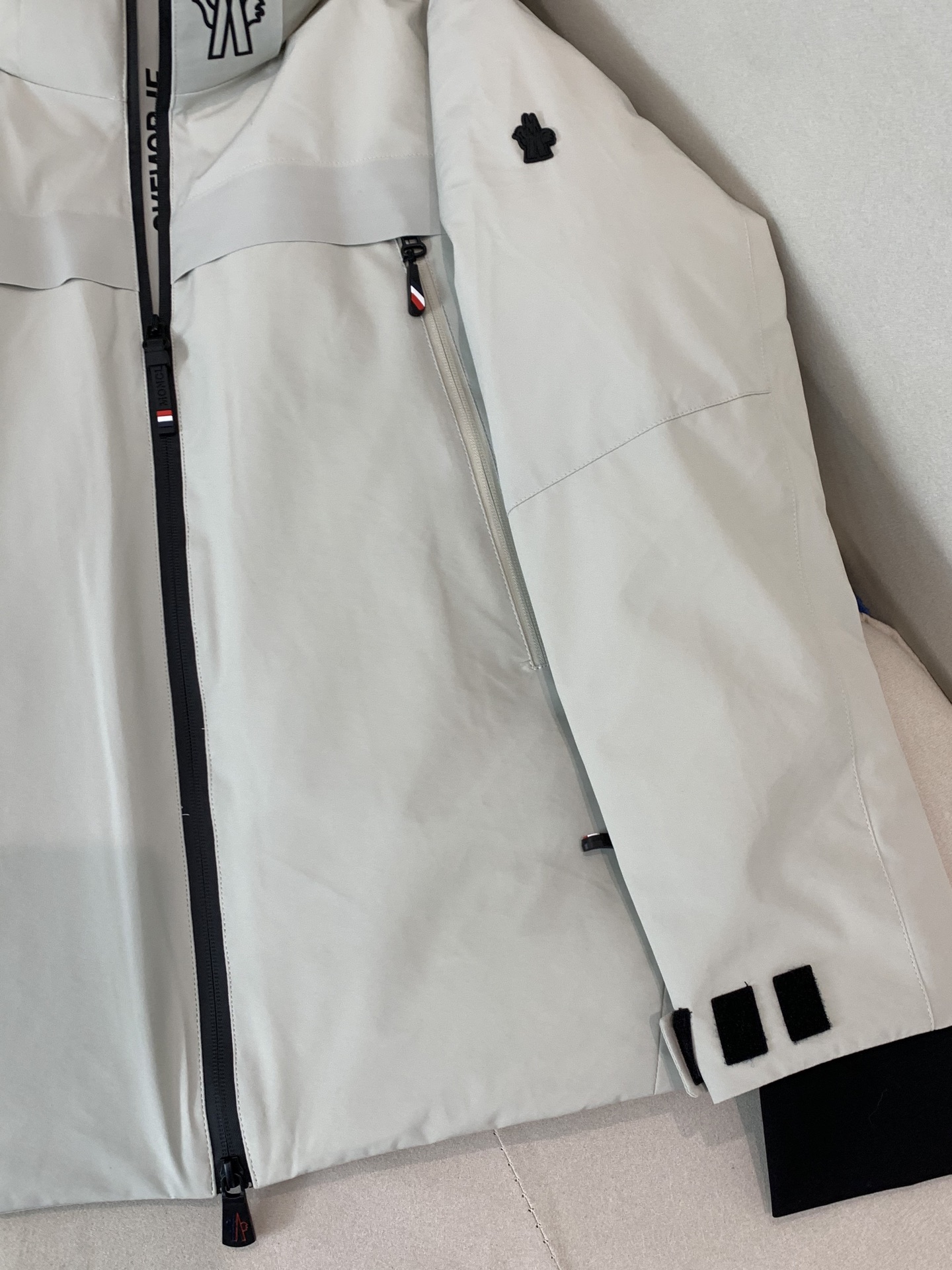 。2025SS秋冬季新款！-Moncl*r男士连帽羽绒服，高端轻奢的时尚风格，实穿百搭的款式，上身效果轻