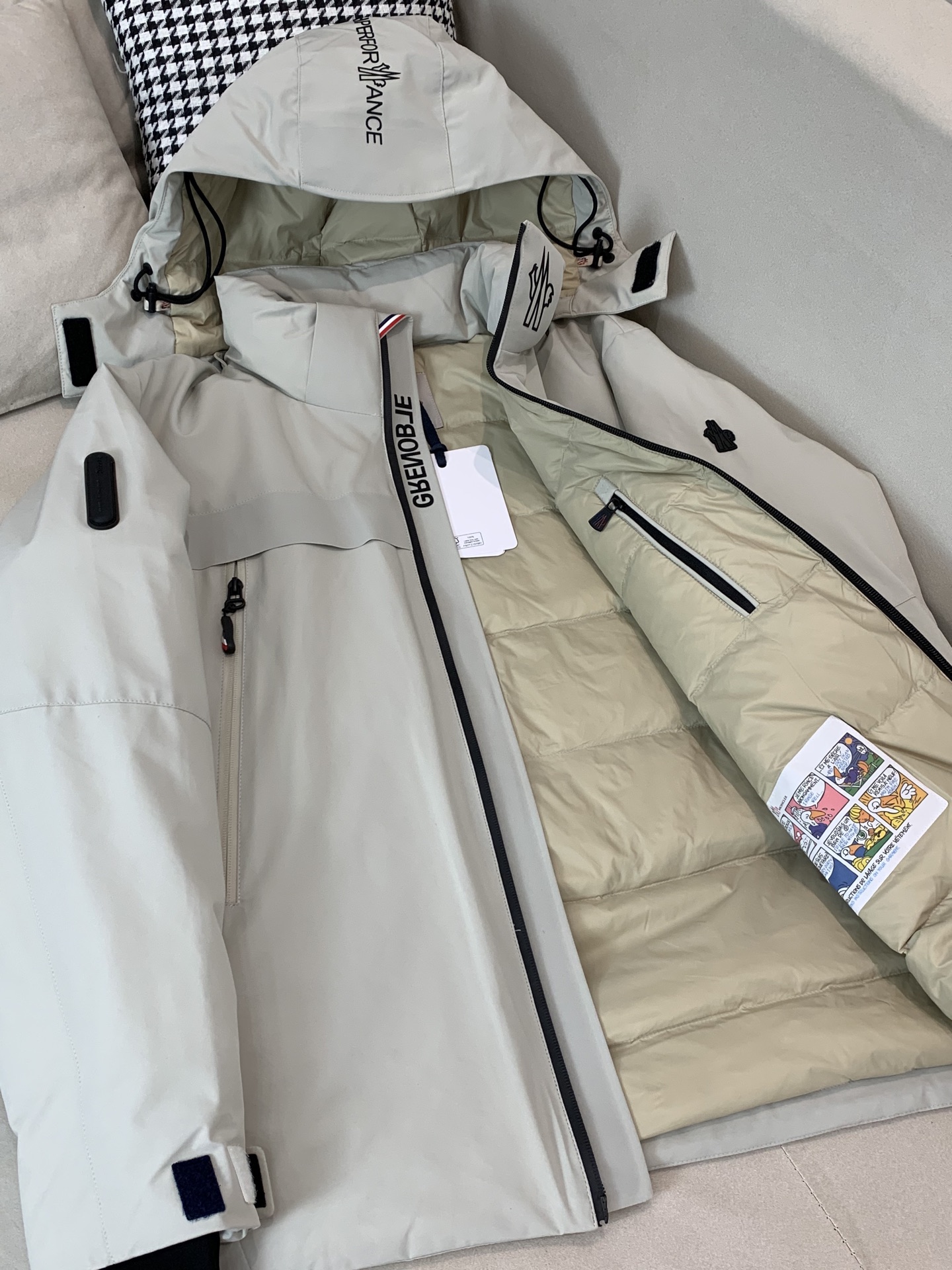 。2025SS秋冬季新款！-Moncl*r男士连帽羽绒服，高端轻奢的时尚风格，实穿百搭的款式，上身效果轻