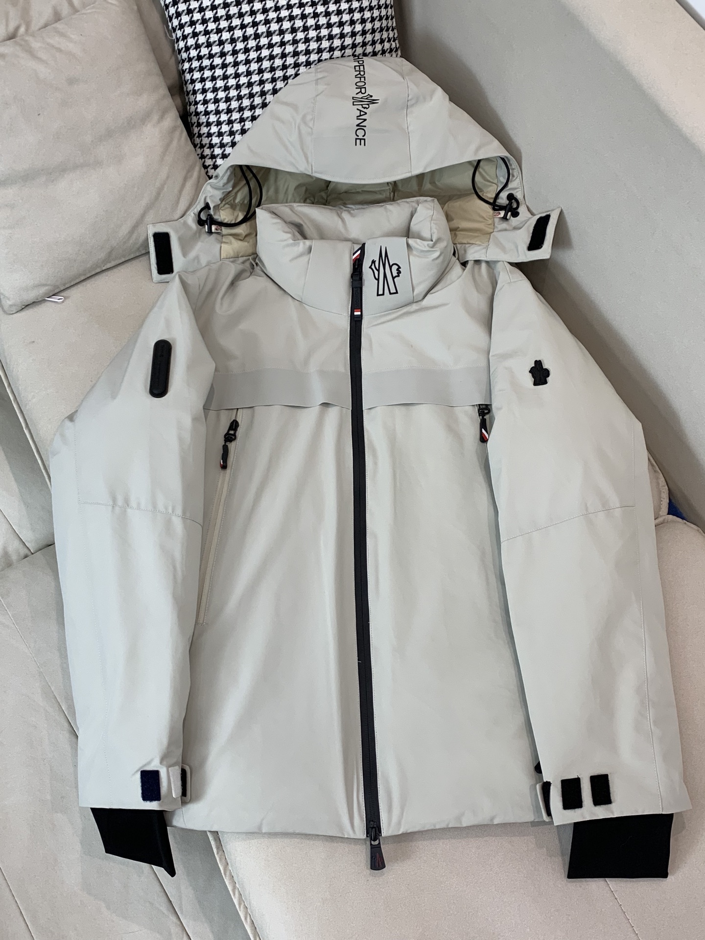 。2025SS秋冬季新款！-Moncl*r男士连帽羽绒服，高端轻奢的时尚风格，实穿百搭的款式，上身效果轻