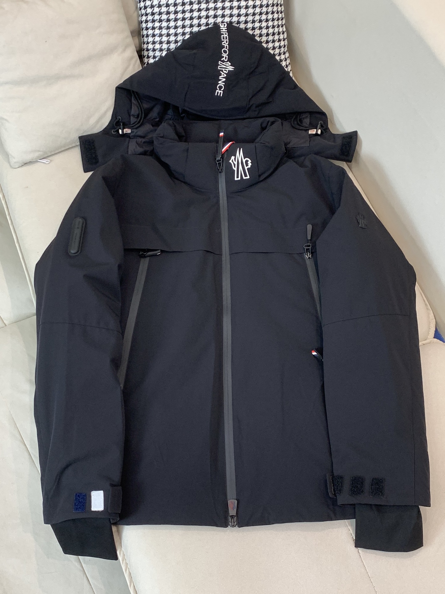 。2025SS秋冬季新款！-Moncl*r男士连帽羽绒服，高端轻奢的时尚风格，实穿百搭的款式，上身效果轻