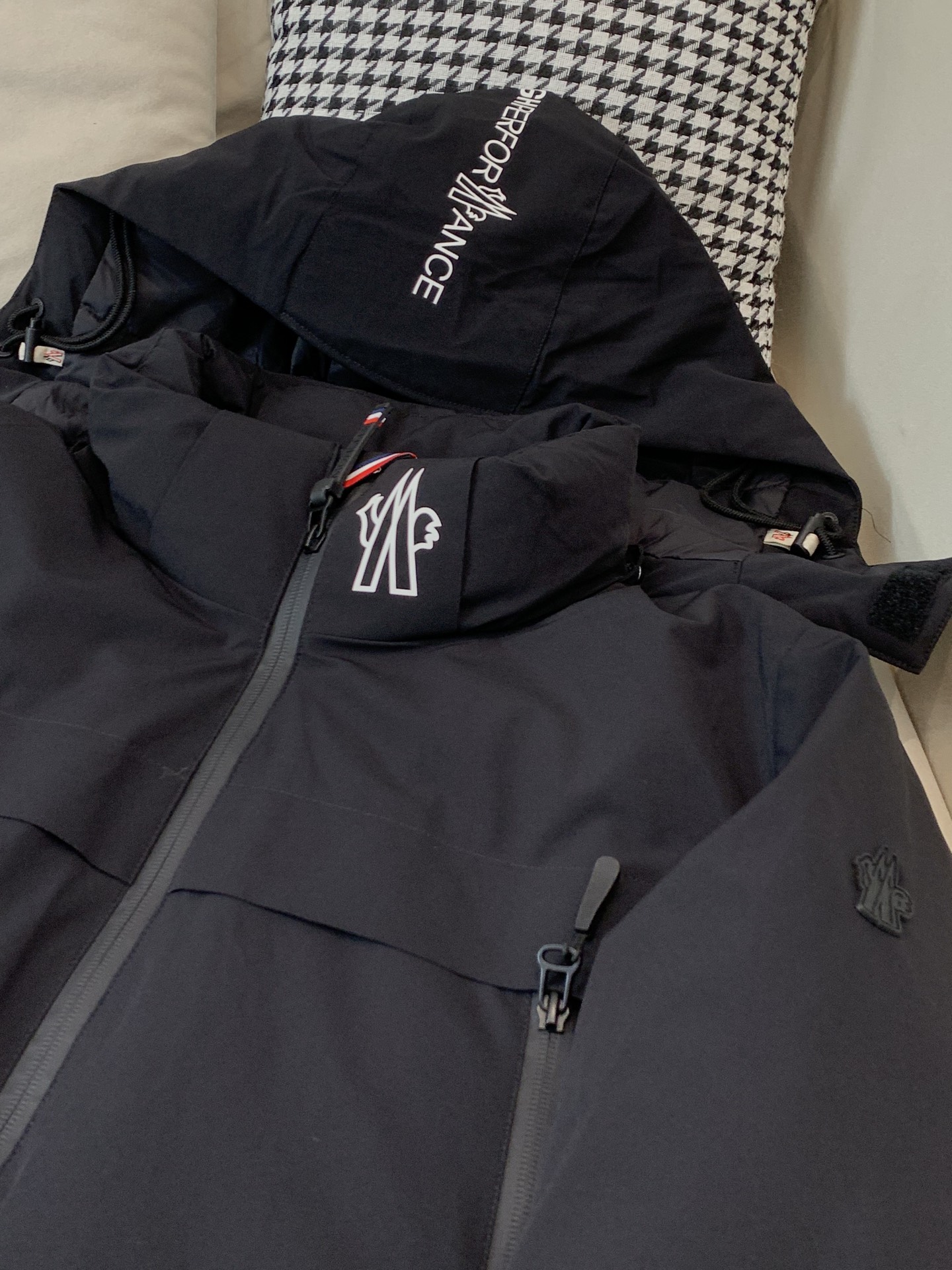 。2025SS秋冬季新款！-Moncl*r男士连帽羽绒服，高端轻奢的时尚风格，实穿百搭的款式，上身效果轻