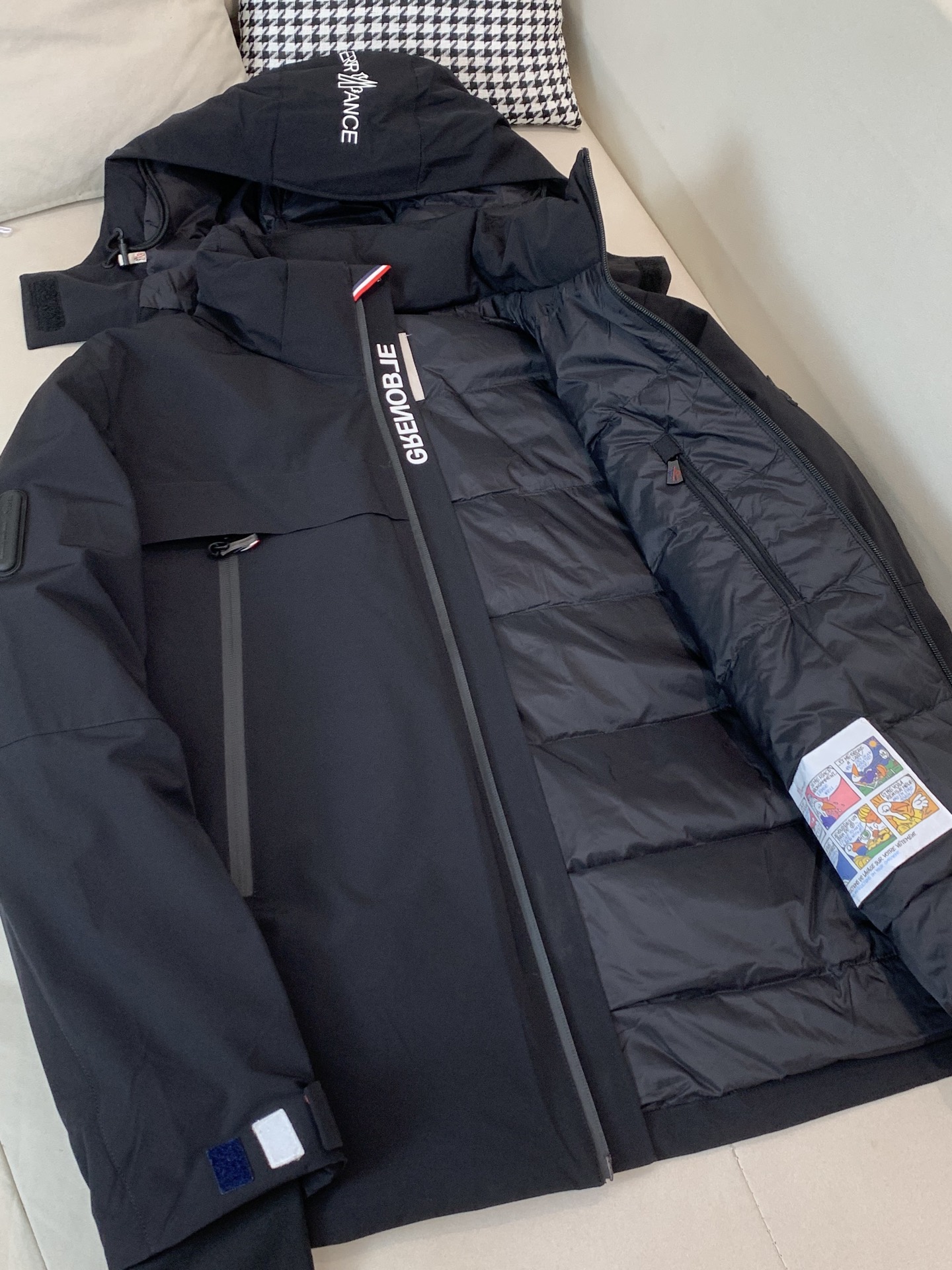 。2025SS秋冬季新款！-Moncl*r男士连帽羽绒服，高端轻奢的时尚风格，实穿百搭的款式，上身效果轻