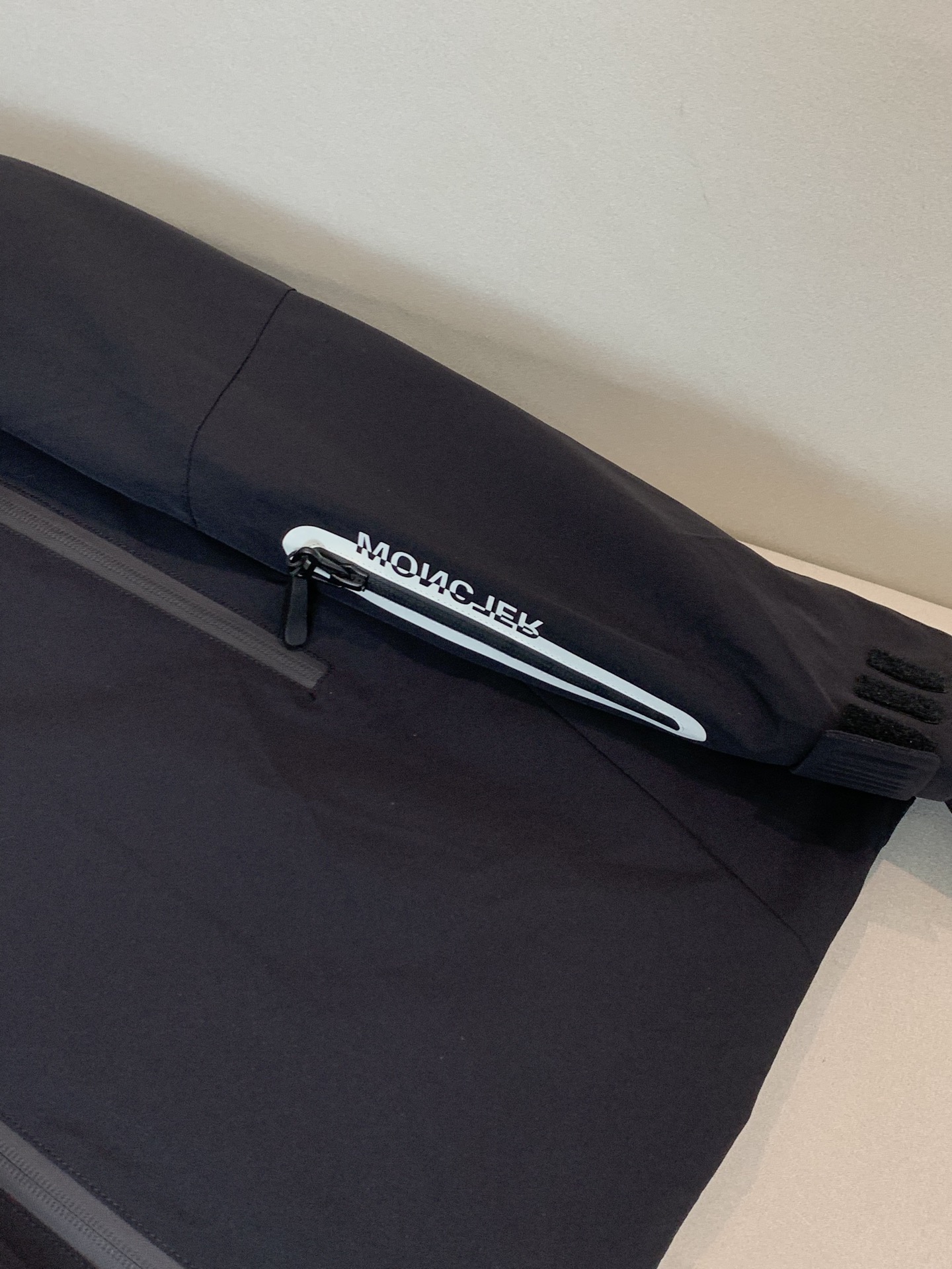 。2025SS秋冬季新款！-Moncl*r男士连帽羽绒服，高端轻奢的时尚风格，实穿百搭的款式，上身效果轻