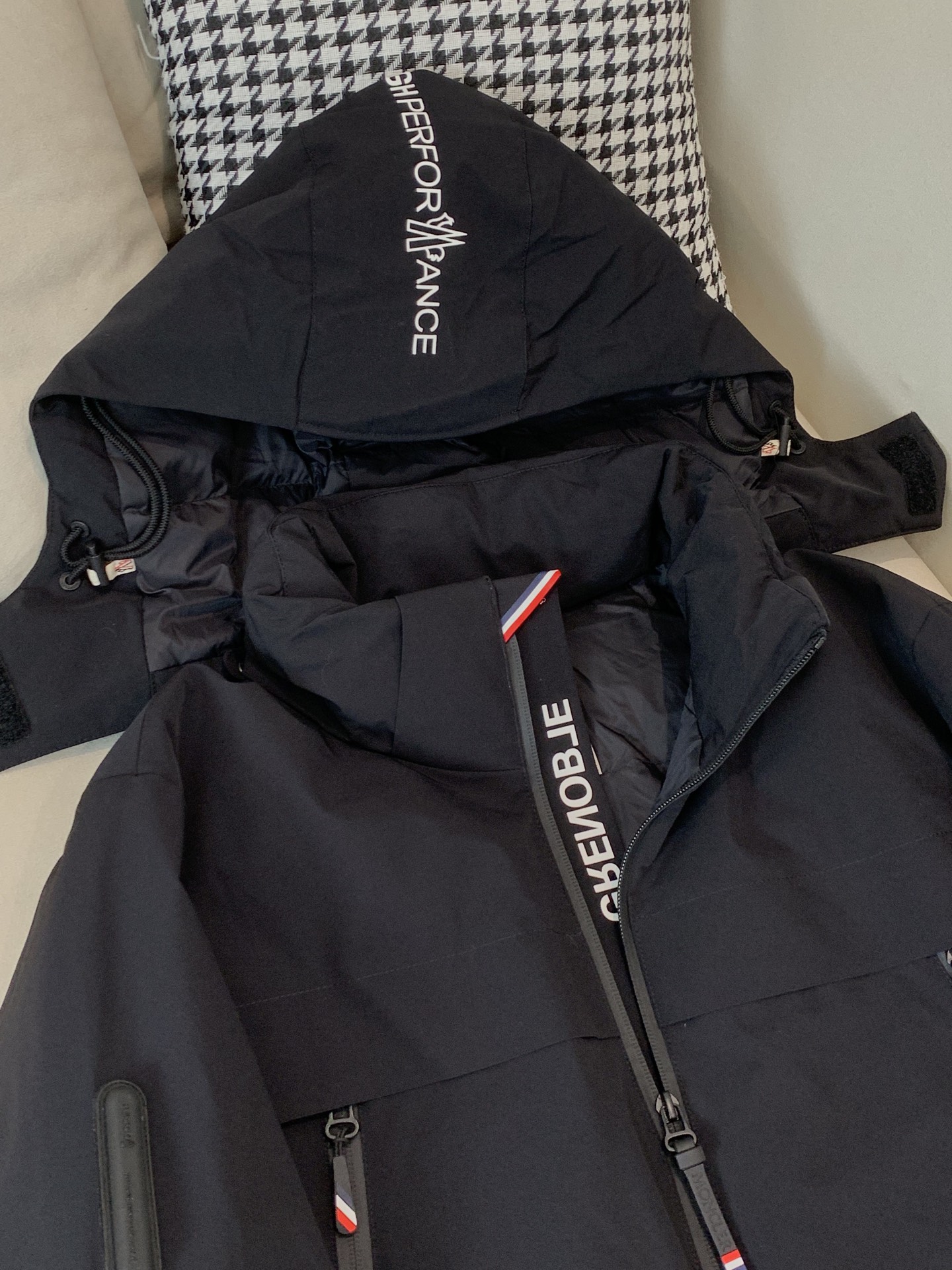 。2025SS秋冬季新款！-Moncl*r男士连帽羽绒服，高端轻奢的时尚风格，实穿百搭的款式，上身效果轻