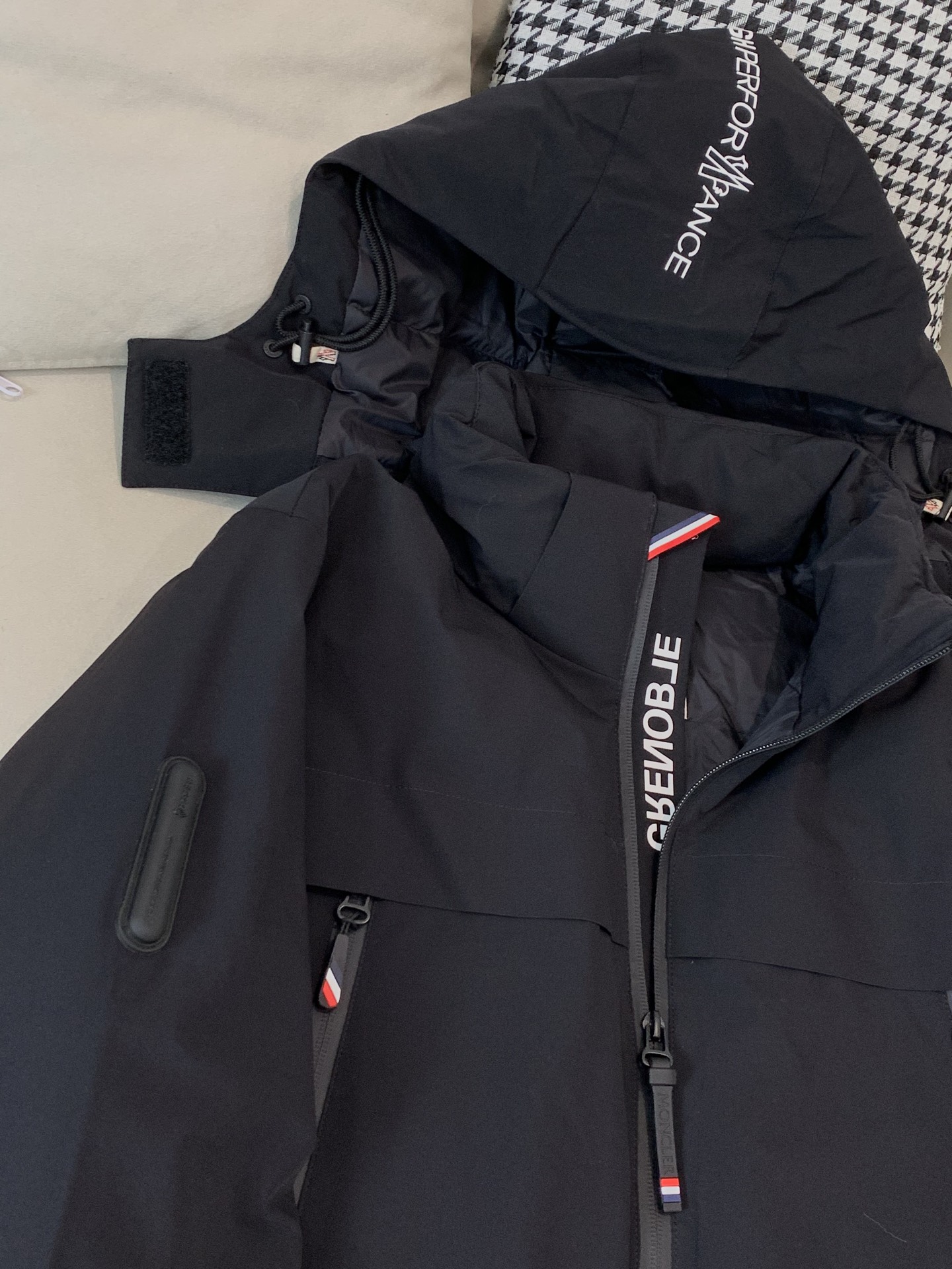 。2025SS秋冬季新款！-Moncl*r男士连帽羽绒服，高端轻奢的时尚风格，实穿百搭的款式，上身效果轻