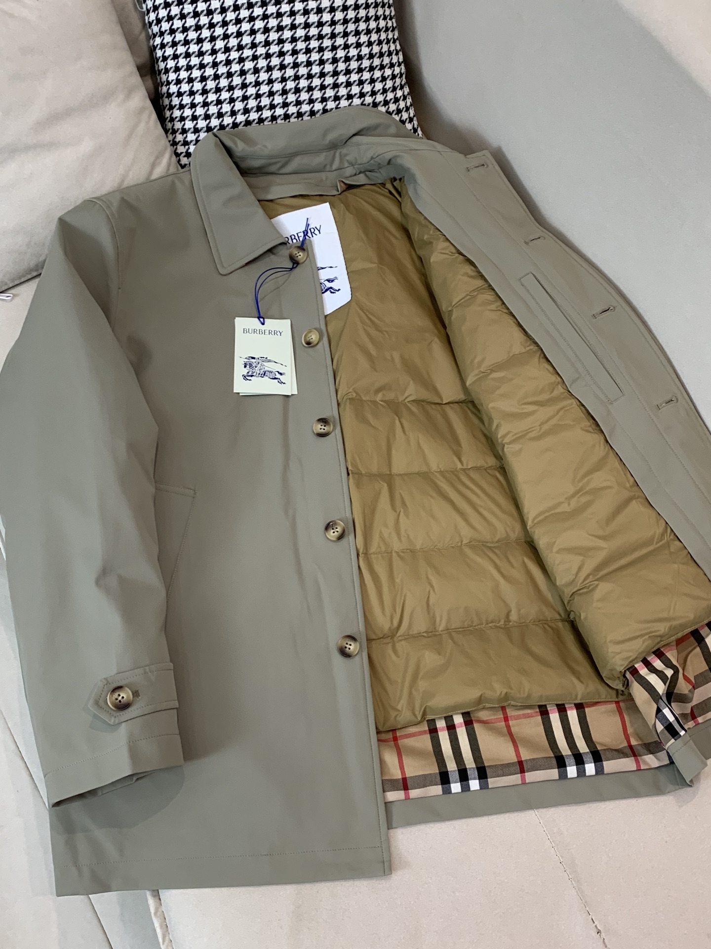 。羽绒 BURBERRY巴宝莉秋冬款男士商务内胆可拆卸羽绒服贸易公司渠道订单，必爆经典单品！！永不过时的