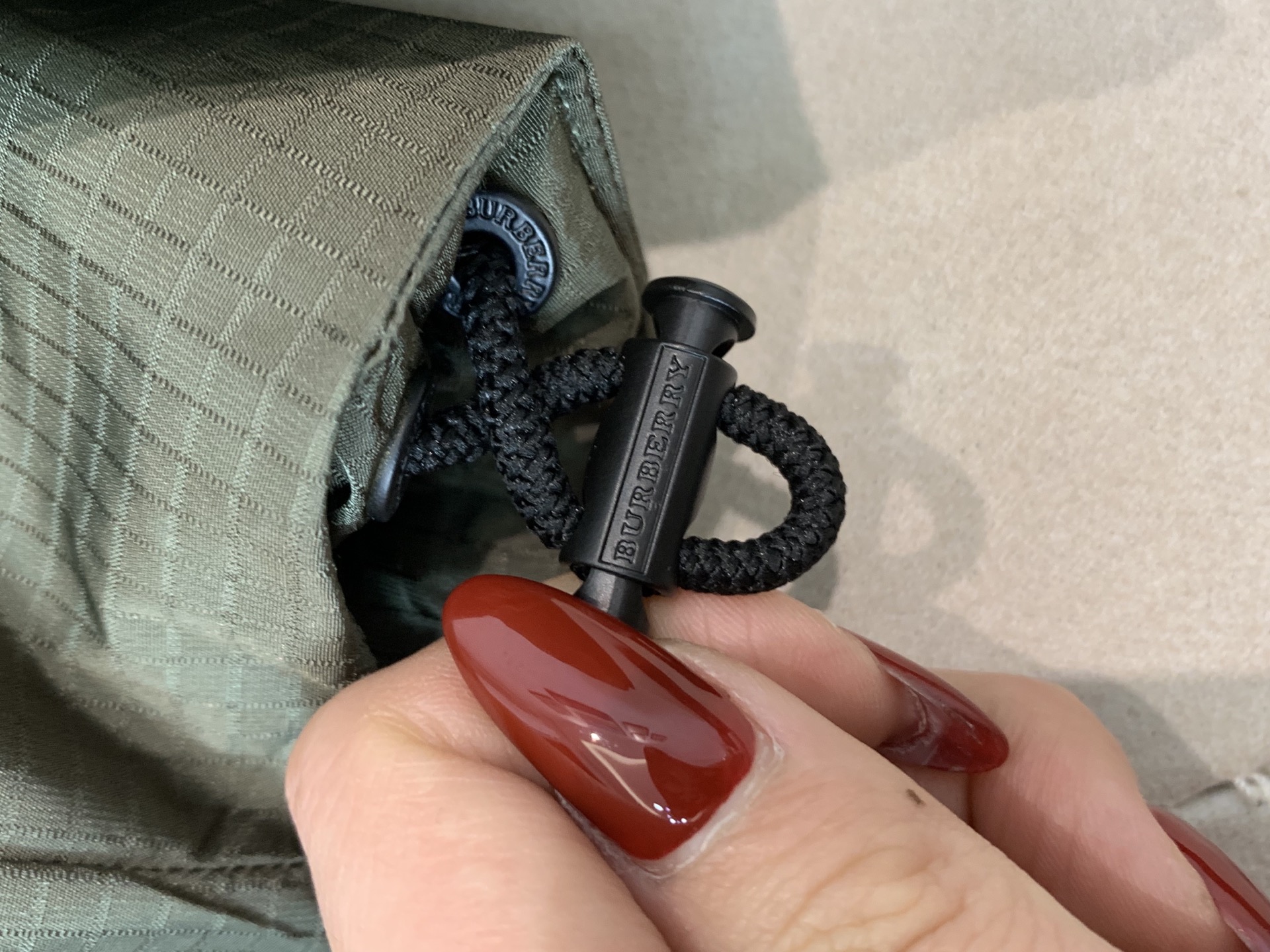 。羽绒巴宝莉Burberry2025最新款时尚设计师款羽绒服爆款羽绒服，帽子可隐藏，90#白鸭绒填充，处