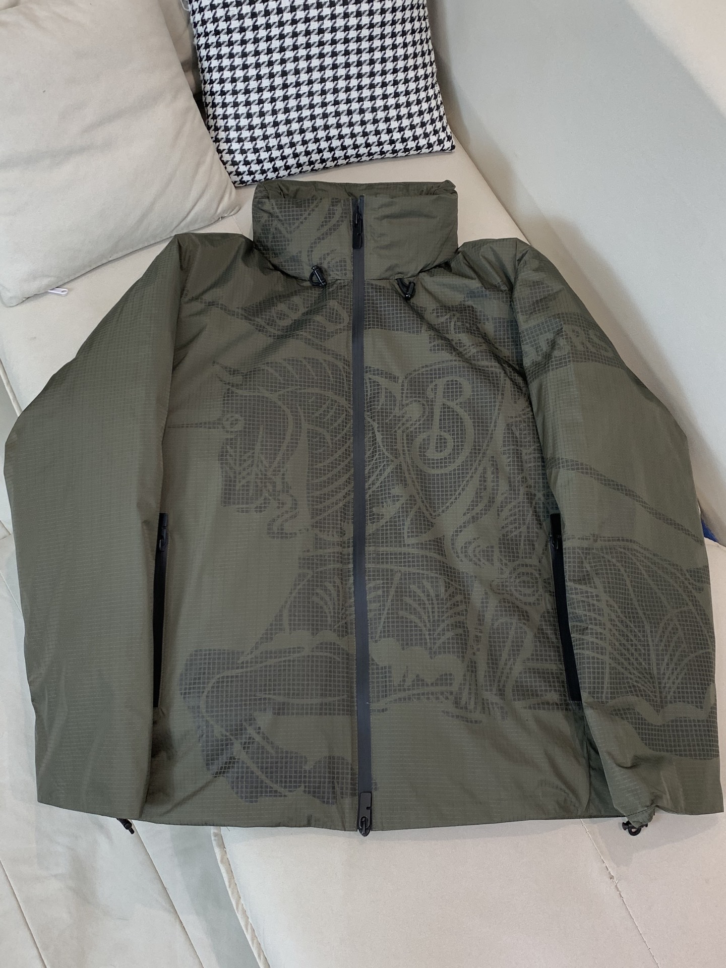 。羽绒巴宝莉Burberry2025最新款时尚设计师款羽绒服爆款羽绒服，帽子可隐藏，90#白鸭绒填充，处