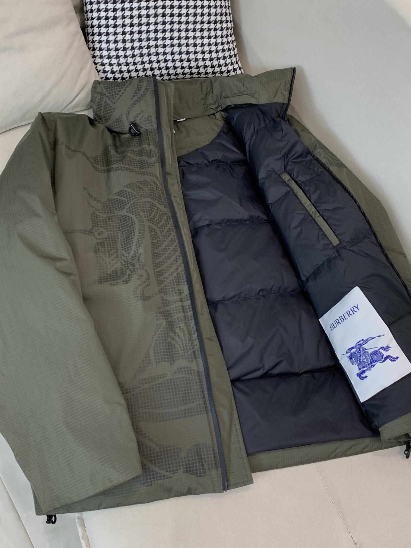 。羽绒巴宝莉Burberry2025最新款时尚设计师款羽绒服爆款羽绒服，帽子可隐藏，90#白鸭绒填充，处