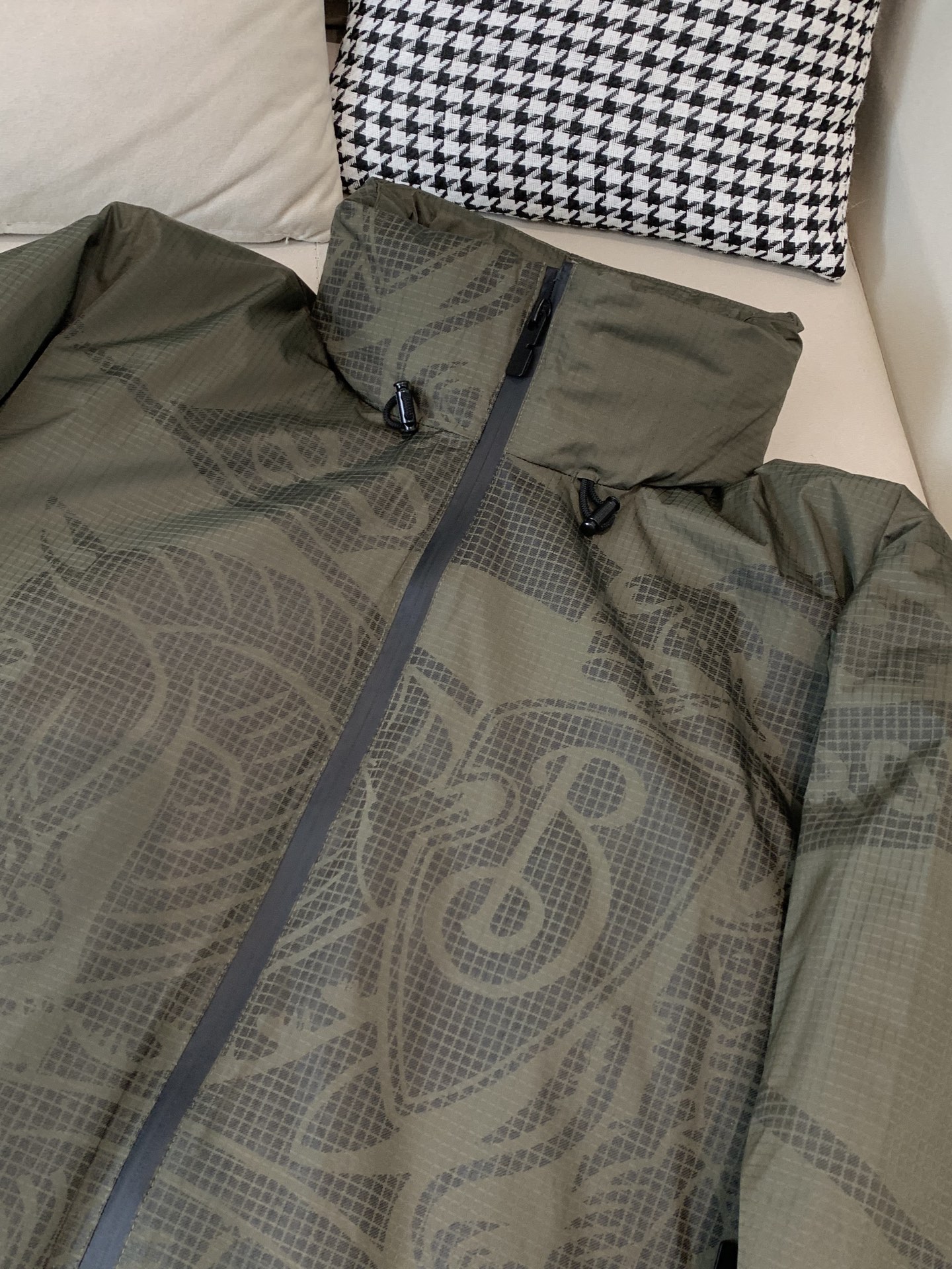 。羽绒巴宝莉Burberry2025最新款时尚设计师款羽绒服爆款羽绒服，帽子可隐藏，90#白鸭绒填充，处