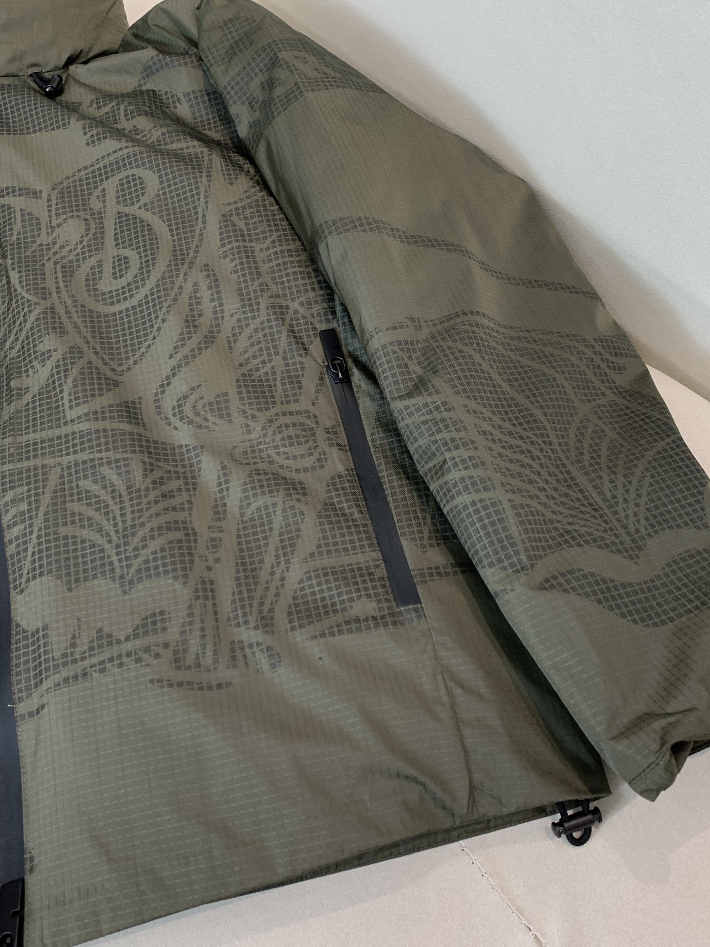 。羽绒巴宝莉Burberry2025最新款时尚设计师款羽绒服爆款羽绒服，帽子可隐藏，90#白鸭绒填充，处