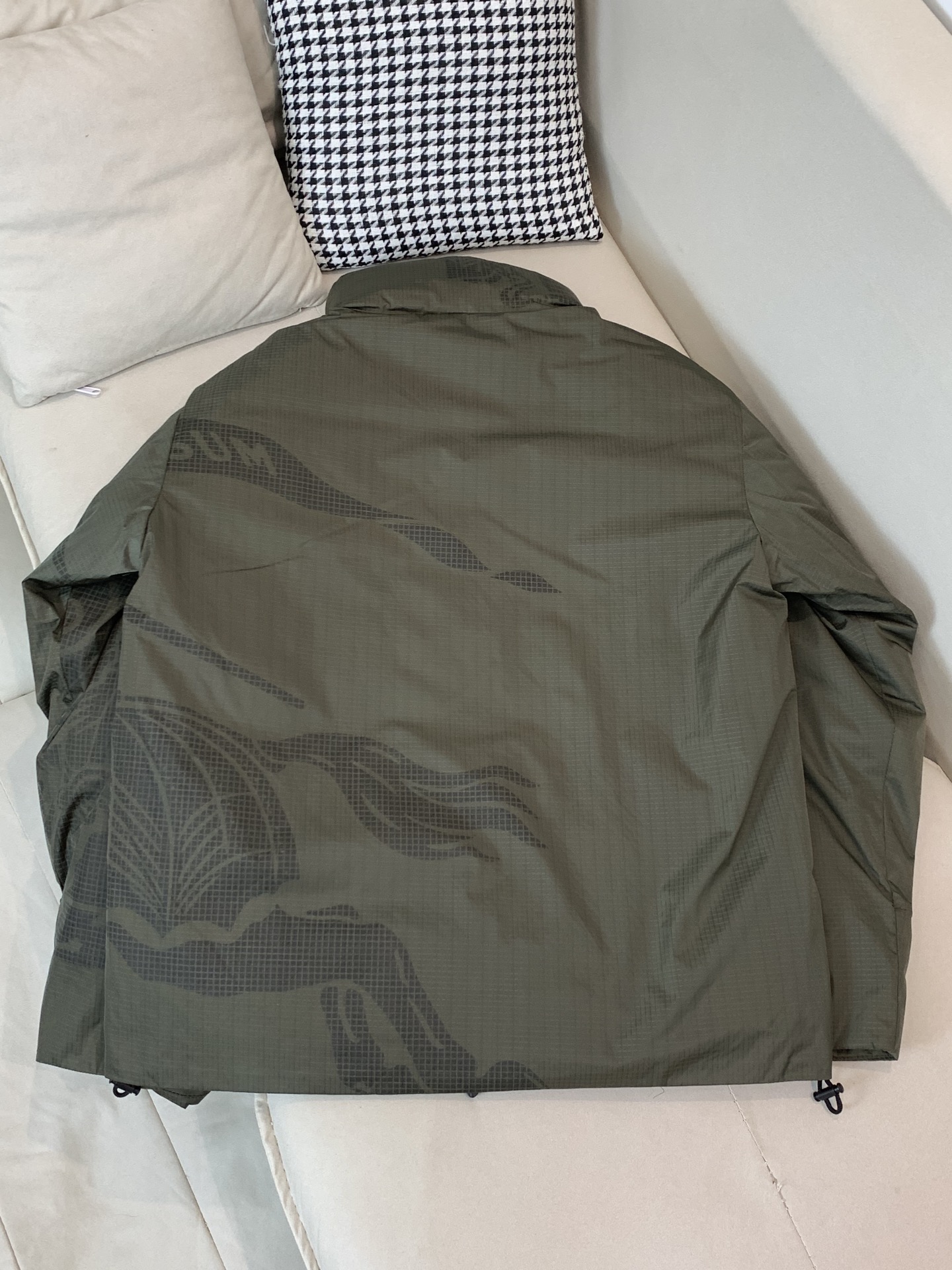 。羽绒巴宝莉Burberry2025最新款时尚设计师款羽绒服爆款羽绒服，帽子可隐藏，90#白鸭绒填充，处