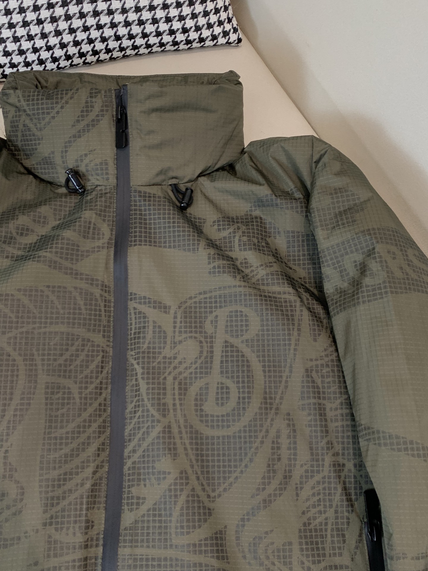 。羽绒巴宝莉Burberry2025最新款时尚设计师款羽绒服爆款羽绒服，帽子可隐藏，90#白鸭绒填充，处