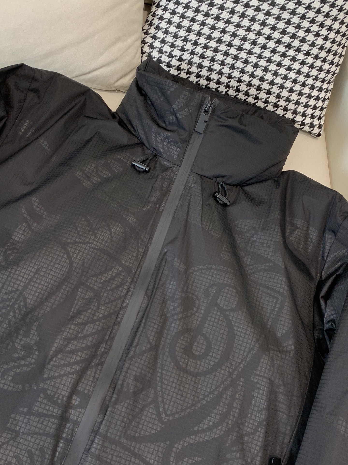 。羽绒。巴宝莉Burberry2025最新款时尚设计师款羽绒服爆款羽绒服，帽子可隐藏，90#白鸭绒填充，