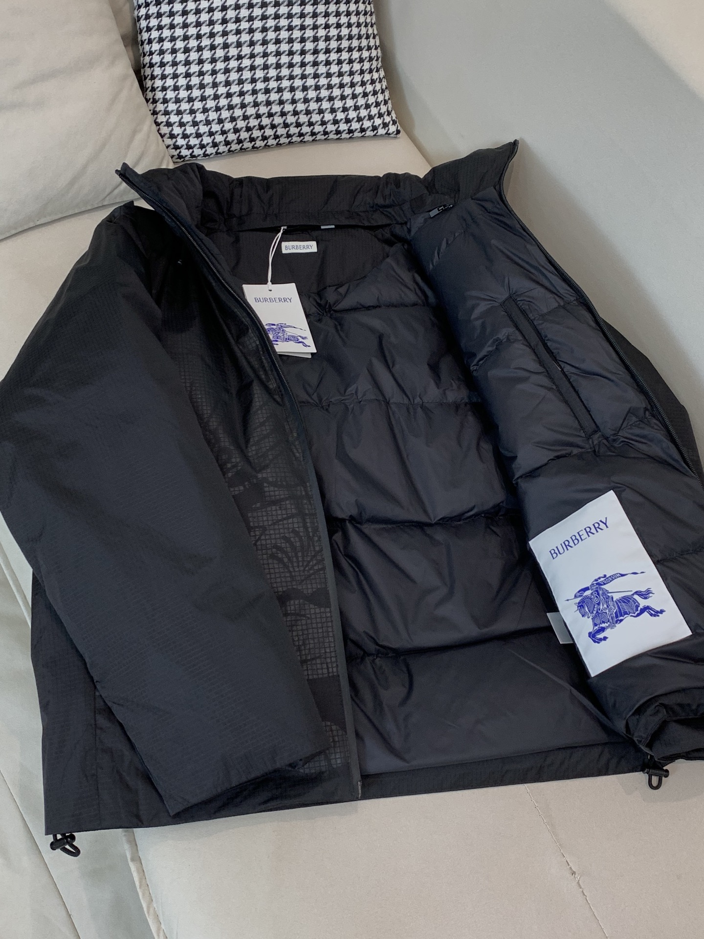 。羽绒。巴宝莉Burberry2025最新款时尚设计师款羽绒服爆款羽绒服，帽子可隐藏，90#白鸭绒填充，