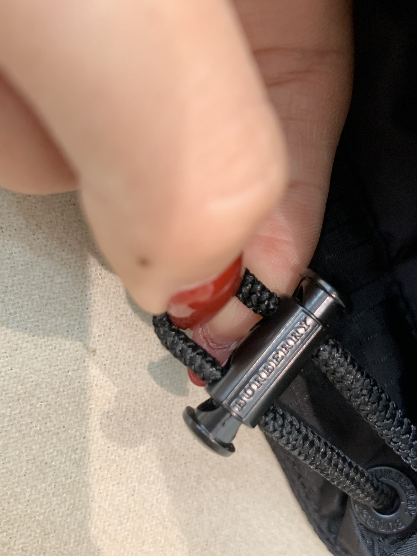 。羽绒。巴宝莉Burberry2025最新款时尚设计师款羽绒服爆款羽绒服，帽子可隐藏，90#白鸭绒填充，