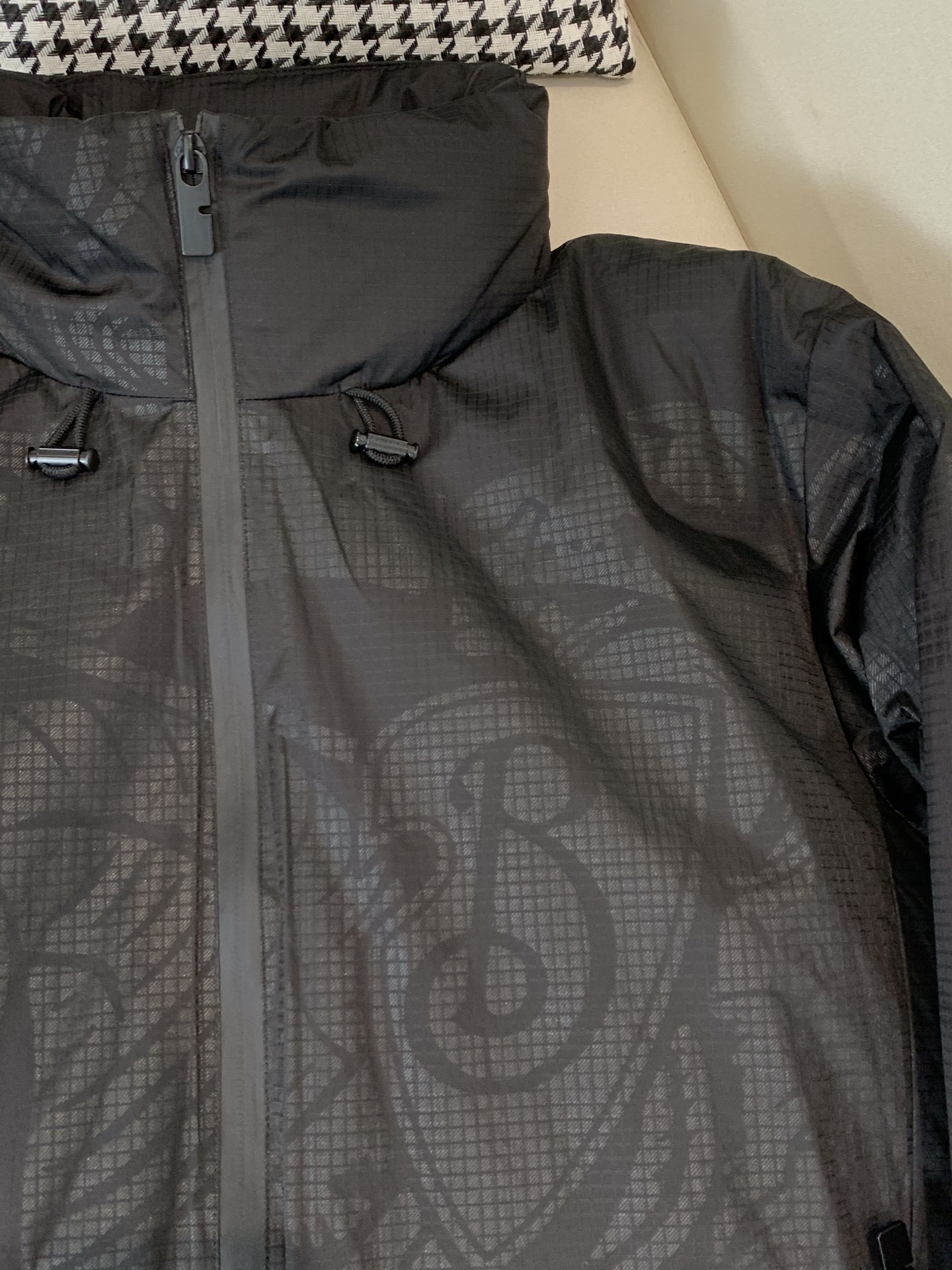 。羽绒。巴宝莉Burberry2025最新款时尚设计师款羽绒服爆款羽绒服，帽子可隐藏，90#白鸭绒填充，