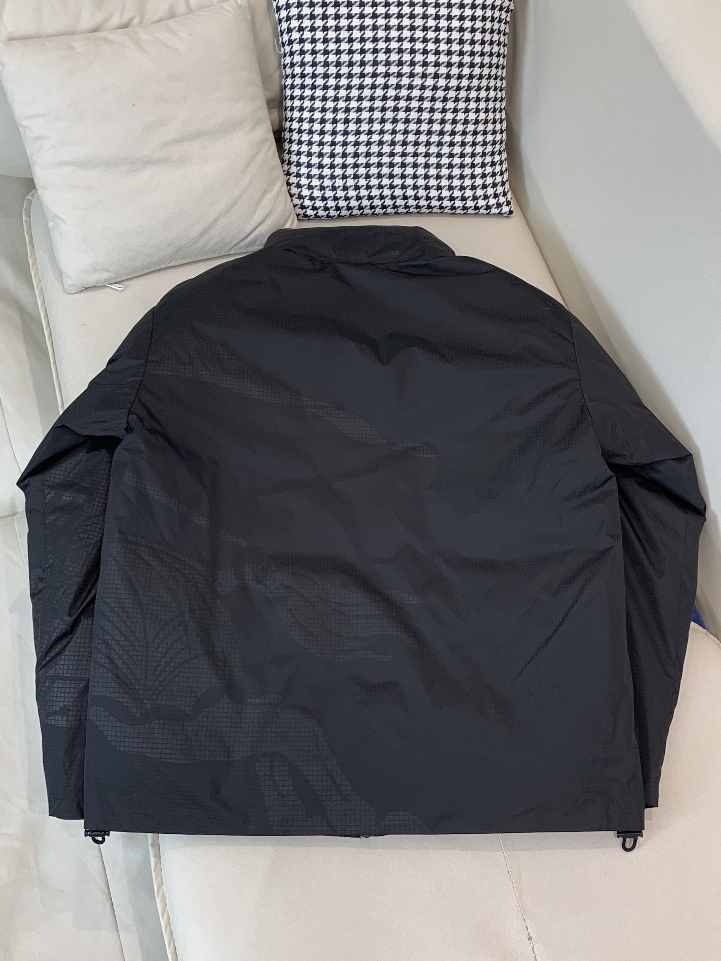 。羽绒。巴宝莉Burberry2025最新款时尚设计师款羽绒服爆款羽绒服，帽子可隐藏，90#白鸭绒填充，