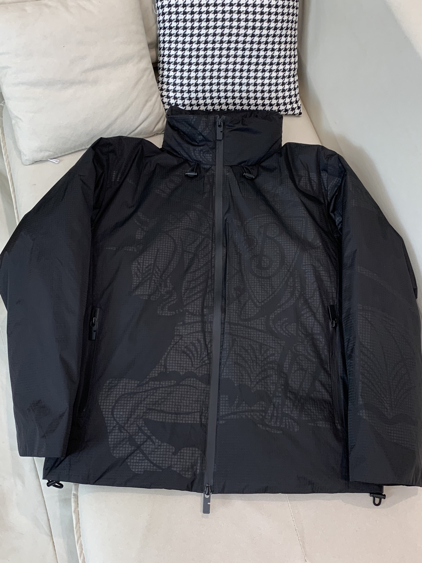 。羽绒。巴宝莉Burberry2025最新款时尚设计师款羽绒服爆款羽绒服，帽子可隐藏，90#白鸭绒填充，