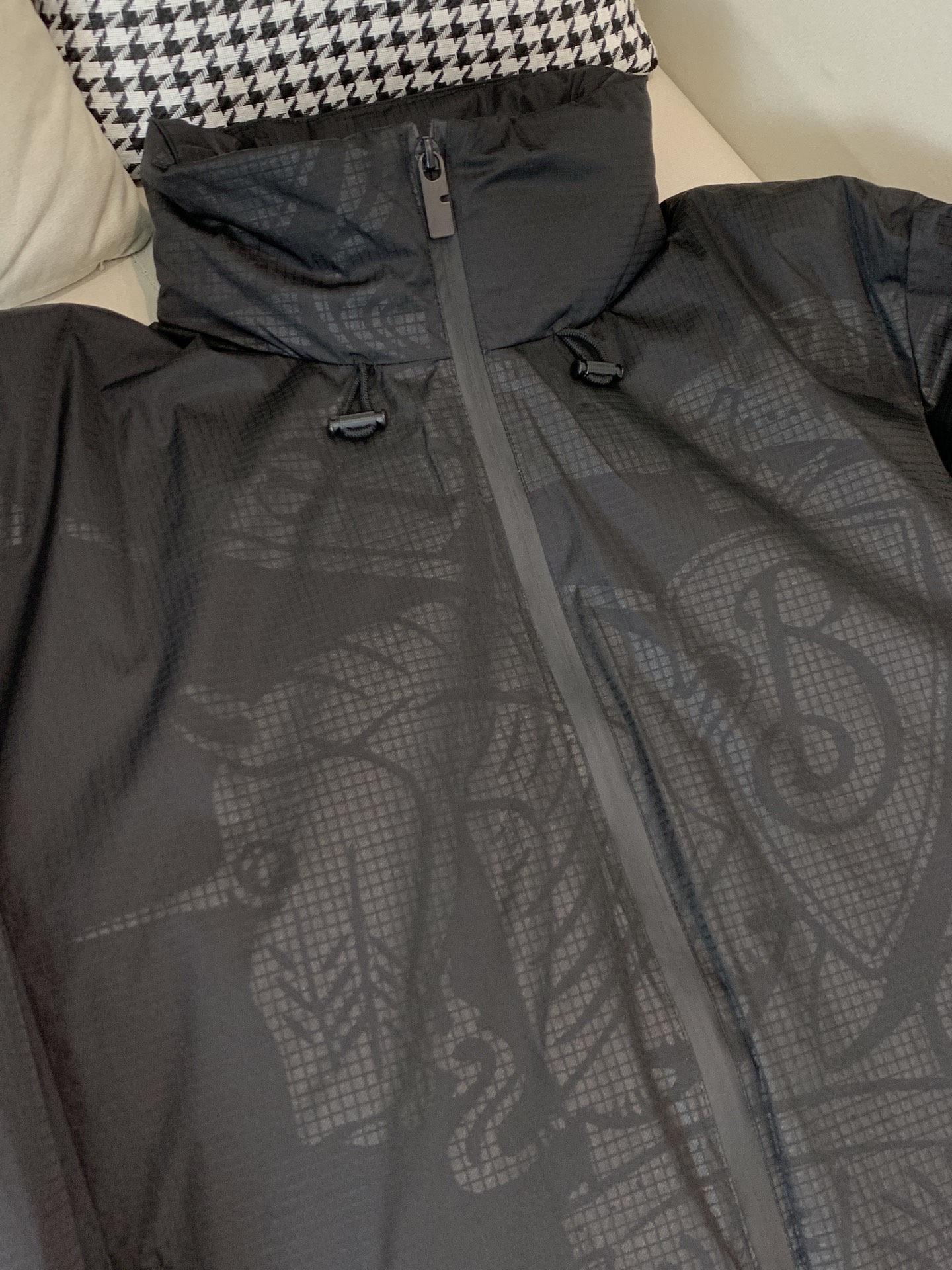 。羽绒。巴宝莉Burberry2025最新款时尚设计师款羽绒服爆款羽绒服，帽子可隐藏，90#白鸭绒填充，