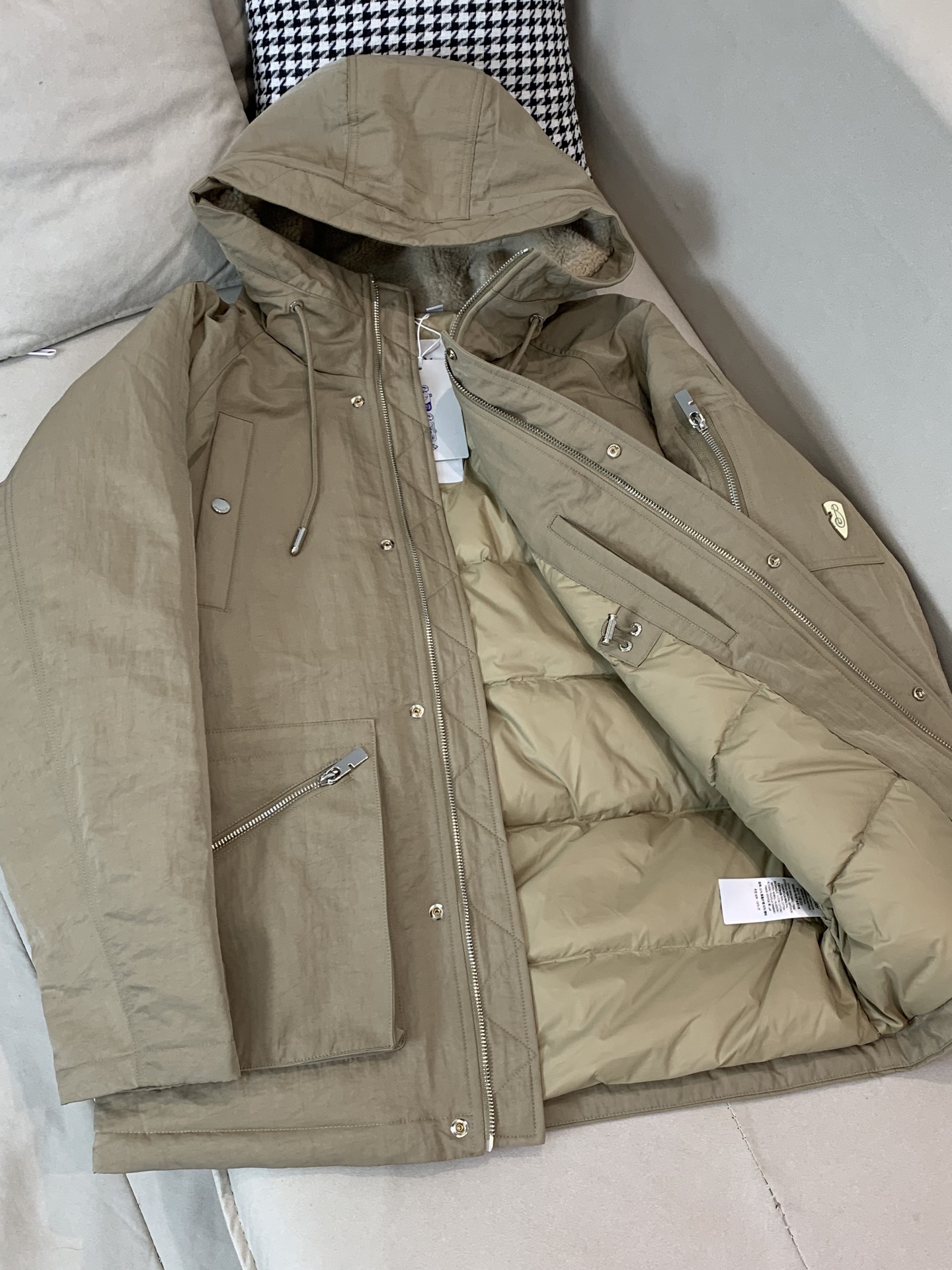 。羽绒 BURBERRY巴宝莉秋冬款男士商务连帽羽绒服贸易公司渠道订单，必爆经典单品！！永不过时的拼接设