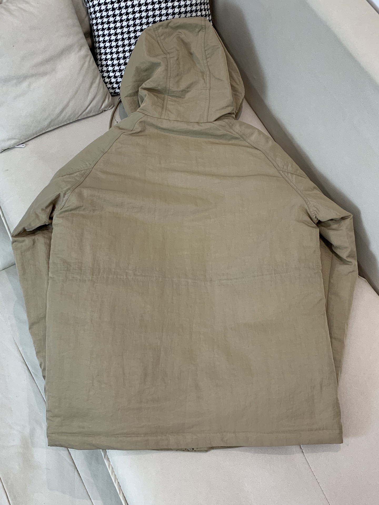 。羽绒 BURBERRY巴宝莉秋冬款男士商务连帽羽绒服贸易公司渠道订单，必爆经典单品！！永不过时的拼接设