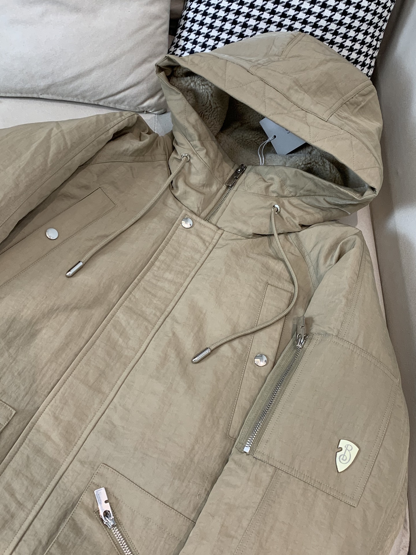 。羽绒 BURBERRY巴宝莉秋冬款男士商务连帽羽绒服贸易公司渠道订单，必爆经典单品！！永不过时的拼接设