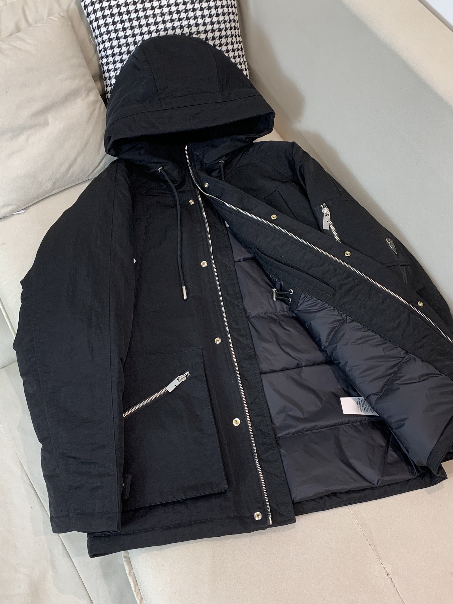 。羽绒 BURBERRY巴宝莉秋冬款男士商务连帽羽绒服贸易公司渠道订单，必爆经典单品！！永不过时的拼接设