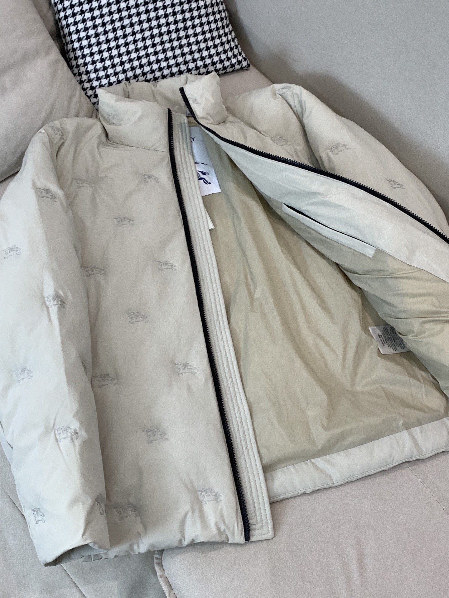 。羽绒巴宝莉Burberry2025最新款时尚设计师款立领羽绒服爆款羽绒服，90#白鸭绒填充，处处细节显