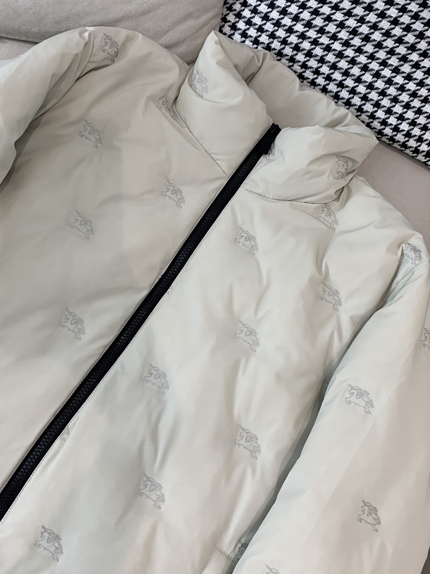 。羽绒巴宝莉Burberry2025最新款时尚设计师款立领羽绒服爆款羽绒服，90#白鸭绒填充，处处细节显