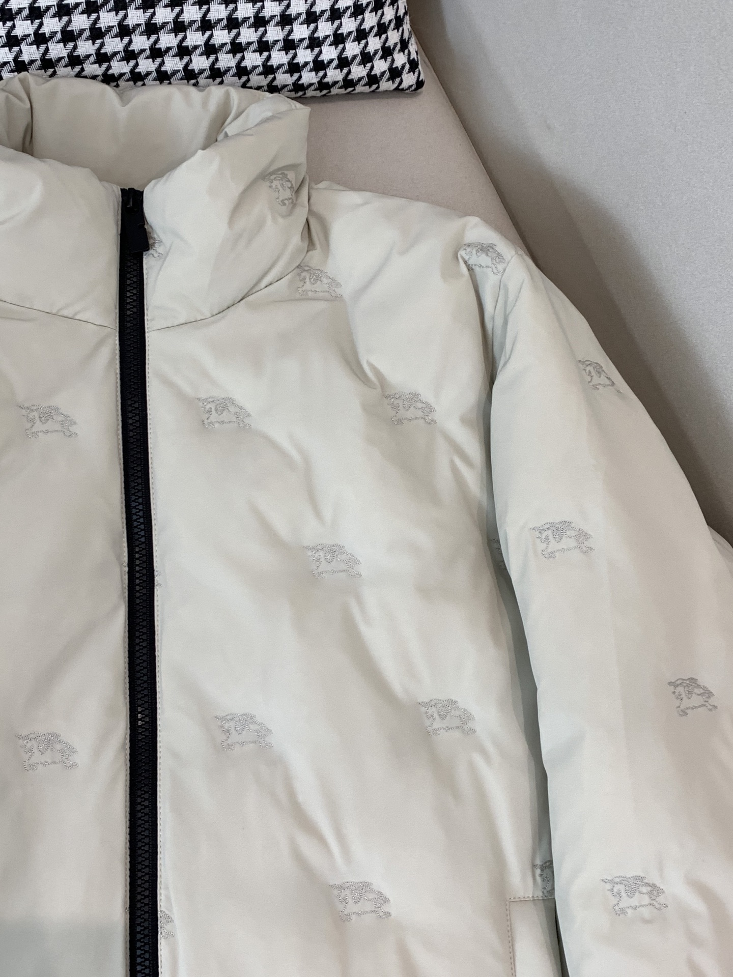 。羽绒巴宝莉Burberry2025最新款时尚设计师款立领羽绒服爆款羽绒服，90#白鸭绒填充，处处细节显