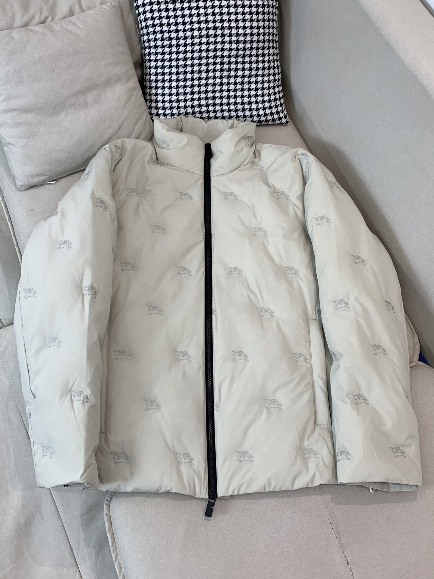 。羽绒巴宝莉Burberry2025最新款时尚设计师款立领羽绒服爆款羽绒服，90#白鸭绒填充，处处细节显