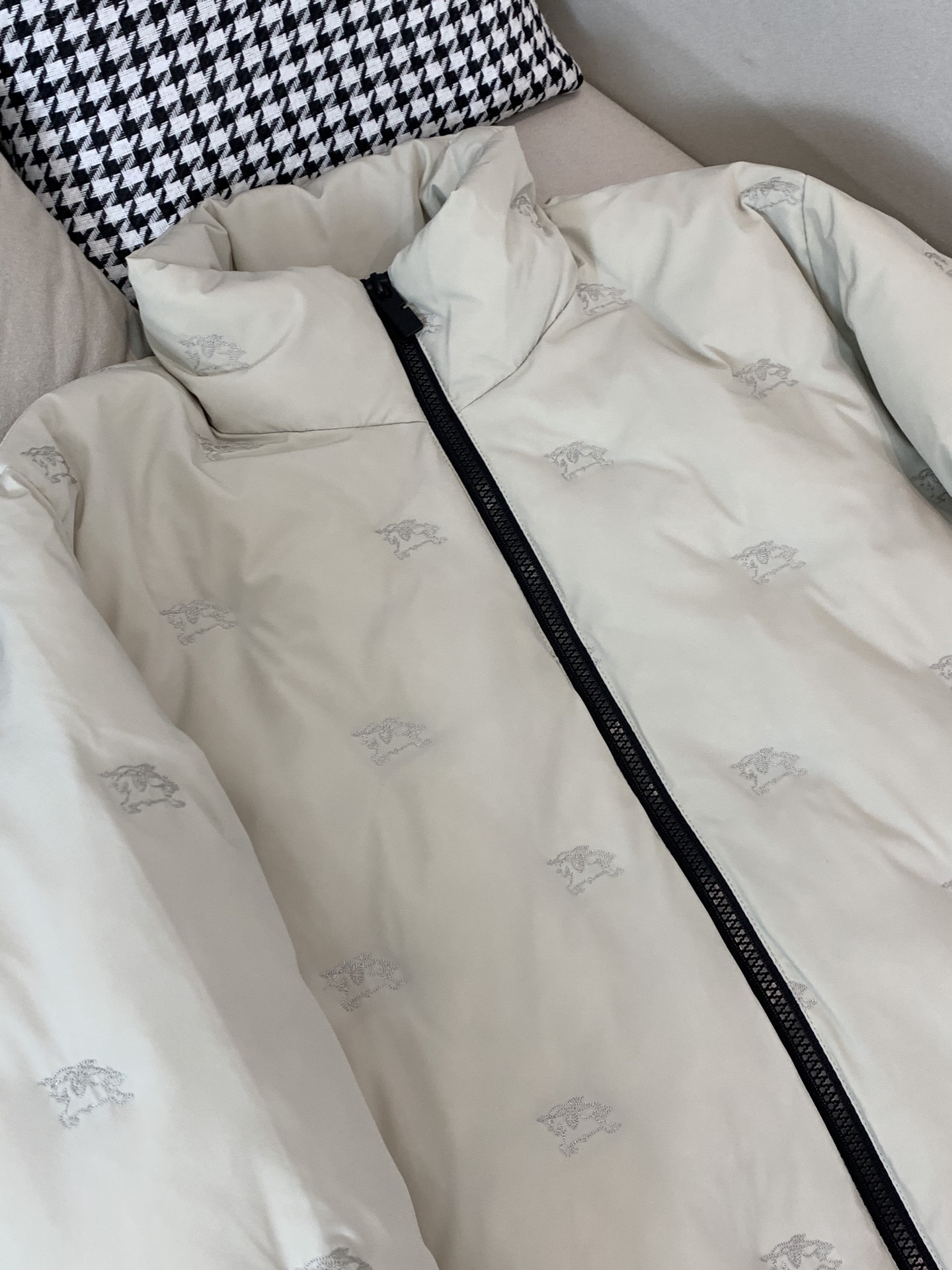 。羽绒巴宝莉Burberry2025最新款时尚设计师款立领羽绒服爆款羽绒服，90#白鸭绒填充，处处细节显