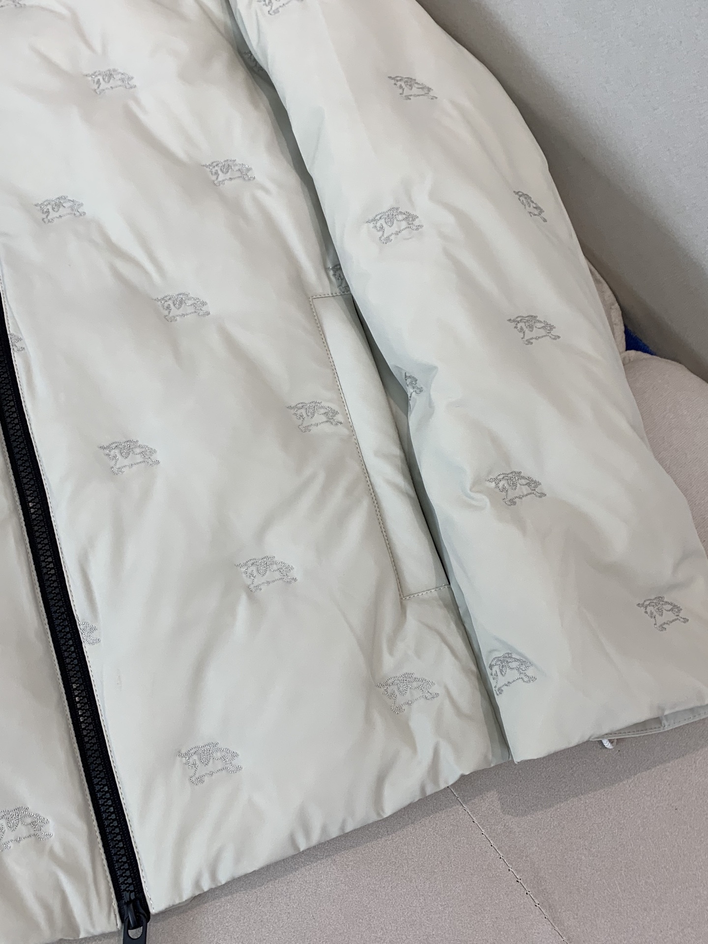 。羽绒巴宝莉Burberry2025最新款时尚设计师款立领羽绒服爆款羽绒服，90#白鸭绒填充，处处细节显