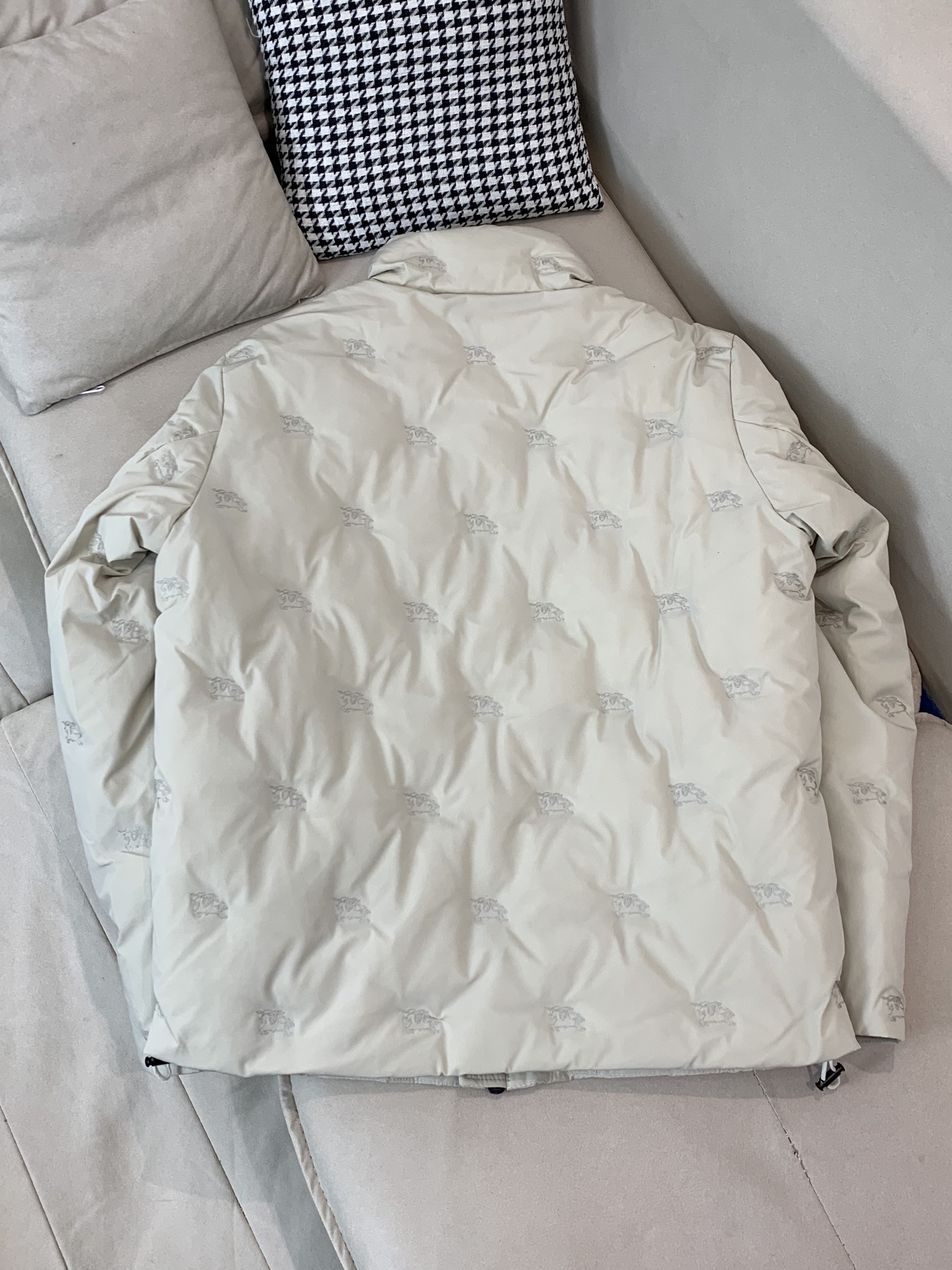 。羽绒巴宝莉Burberry2025最新款时尚设计师款立领羽绒服爆款羽绒服，90#白鸭绒填充，处处细节显