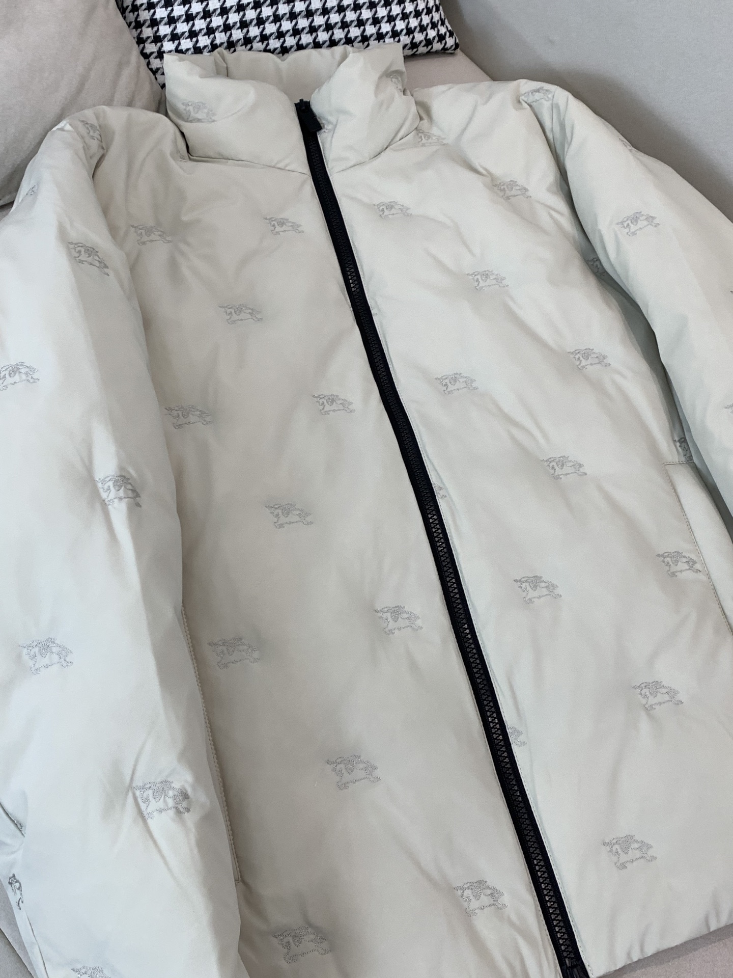 。羽绒巴宝莉Burberry2025最新款时尚设计师款立领羽绒服爆款羽绒服，90#白鸭绒填充，处处细节显