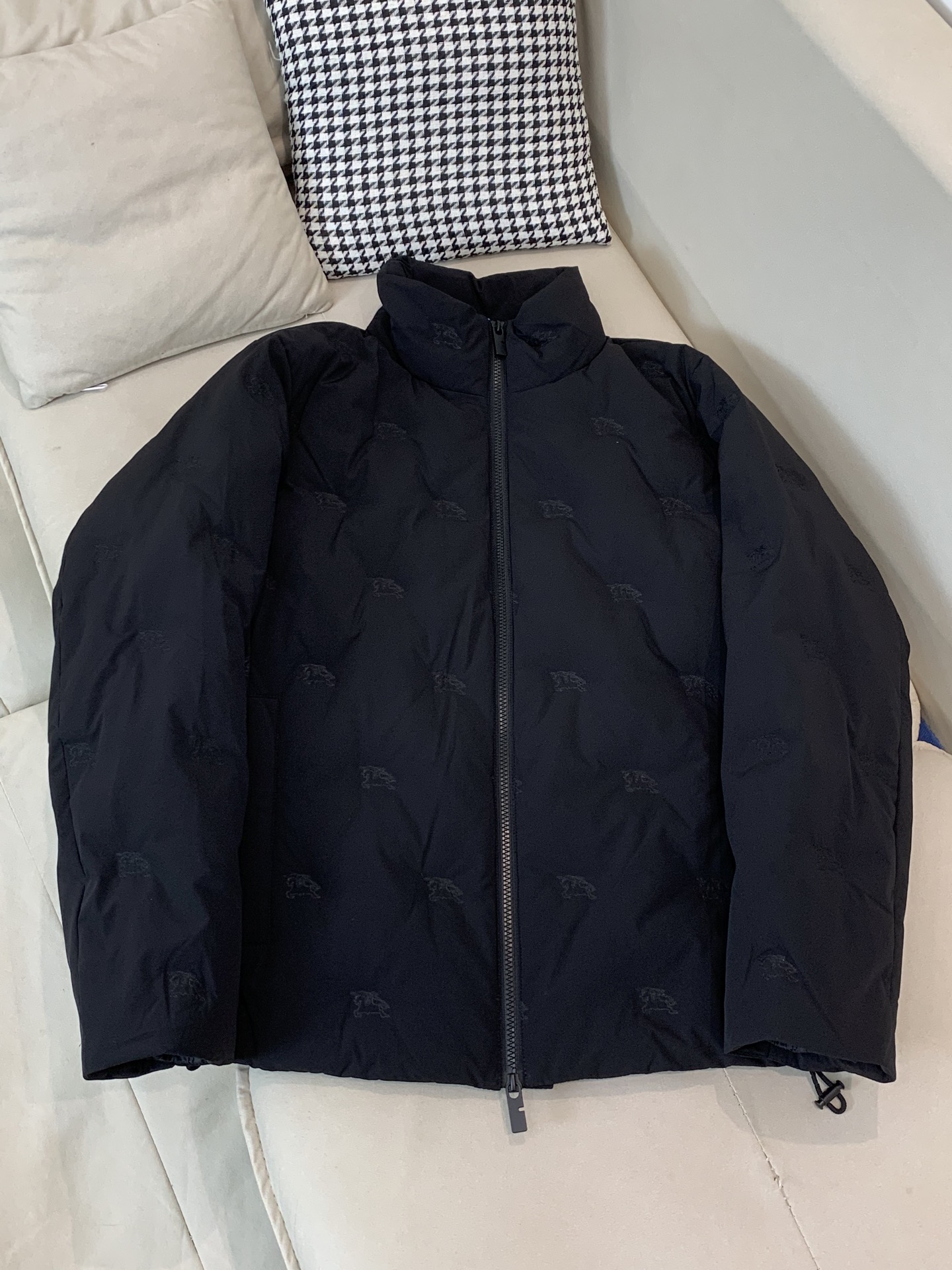 。羽绒巴宝莉Burberry2025最新款时尚设计师款立领羽绒服爆款羽绒服，90#白鸭绒填充，处处细节显