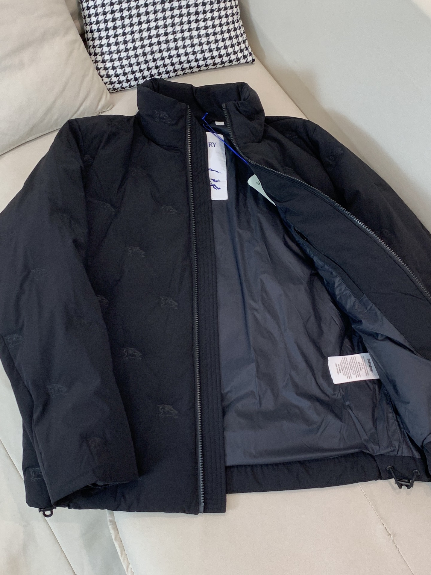 。羽绒巴宝莉Burberry2025最新款时尚设计师款立领羽绒服爆款羽绒服，90#白鸭绒填充，处处细节显