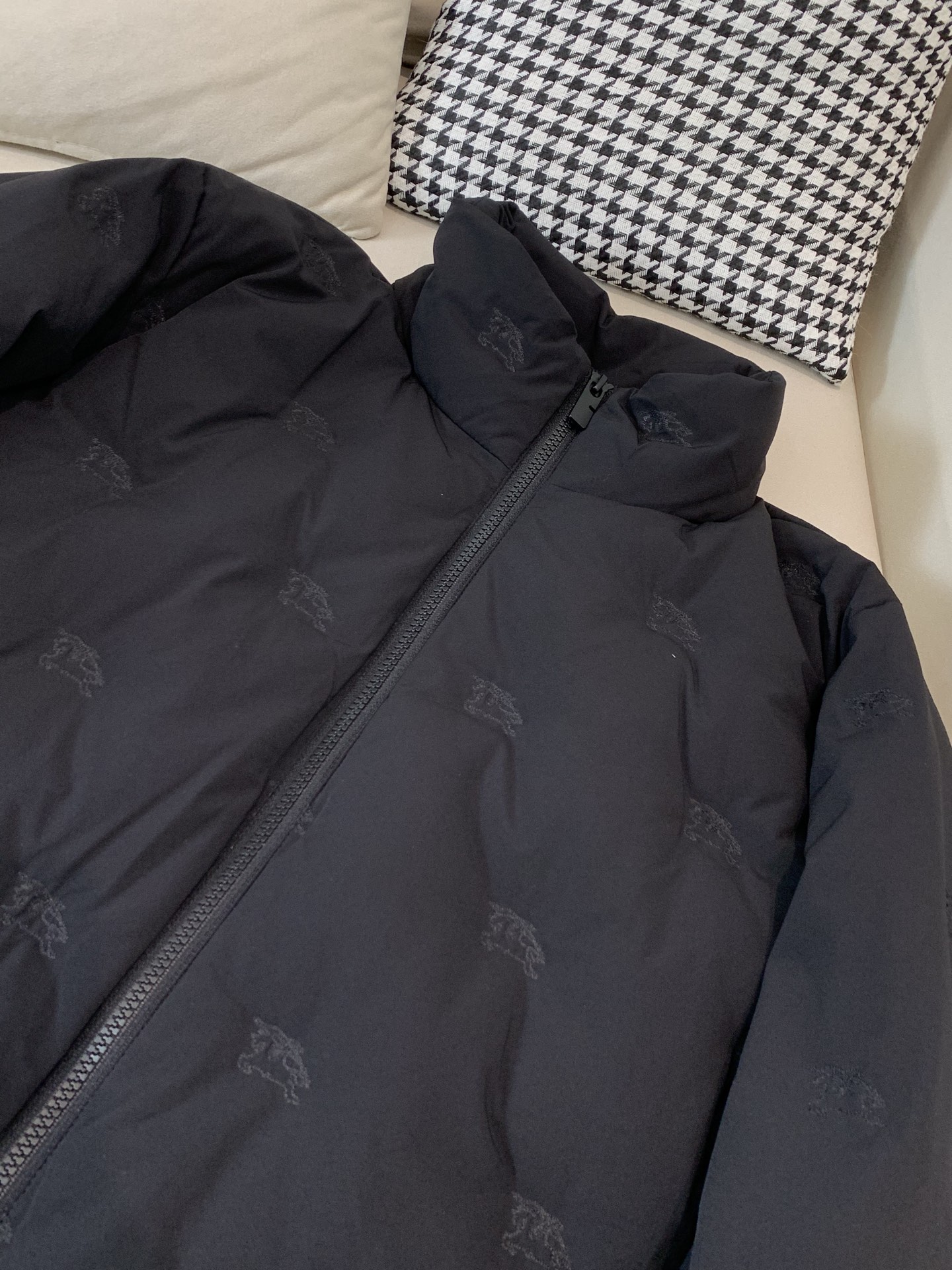 。羽绒巴宝莉Burberry2025最新款时尚设计师款立领羽绒服爆款羽绒服，90#白鸭绒填充，处处细节显