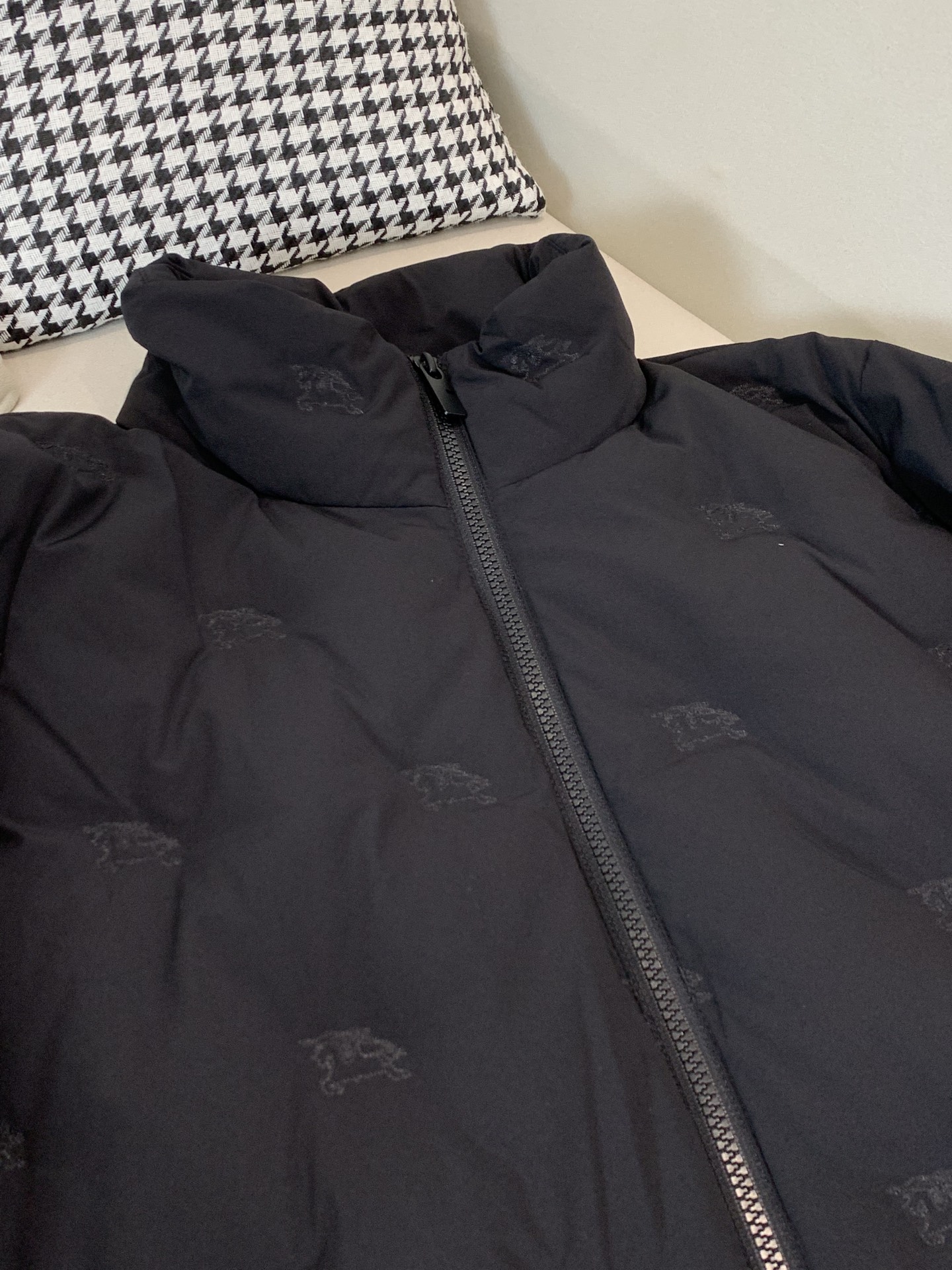 。羽绒巴宝莉Burberry2025最新款时尚设计师款立领羽绒服爆款羽绒服，90#白鸭绒填充，处处细节显