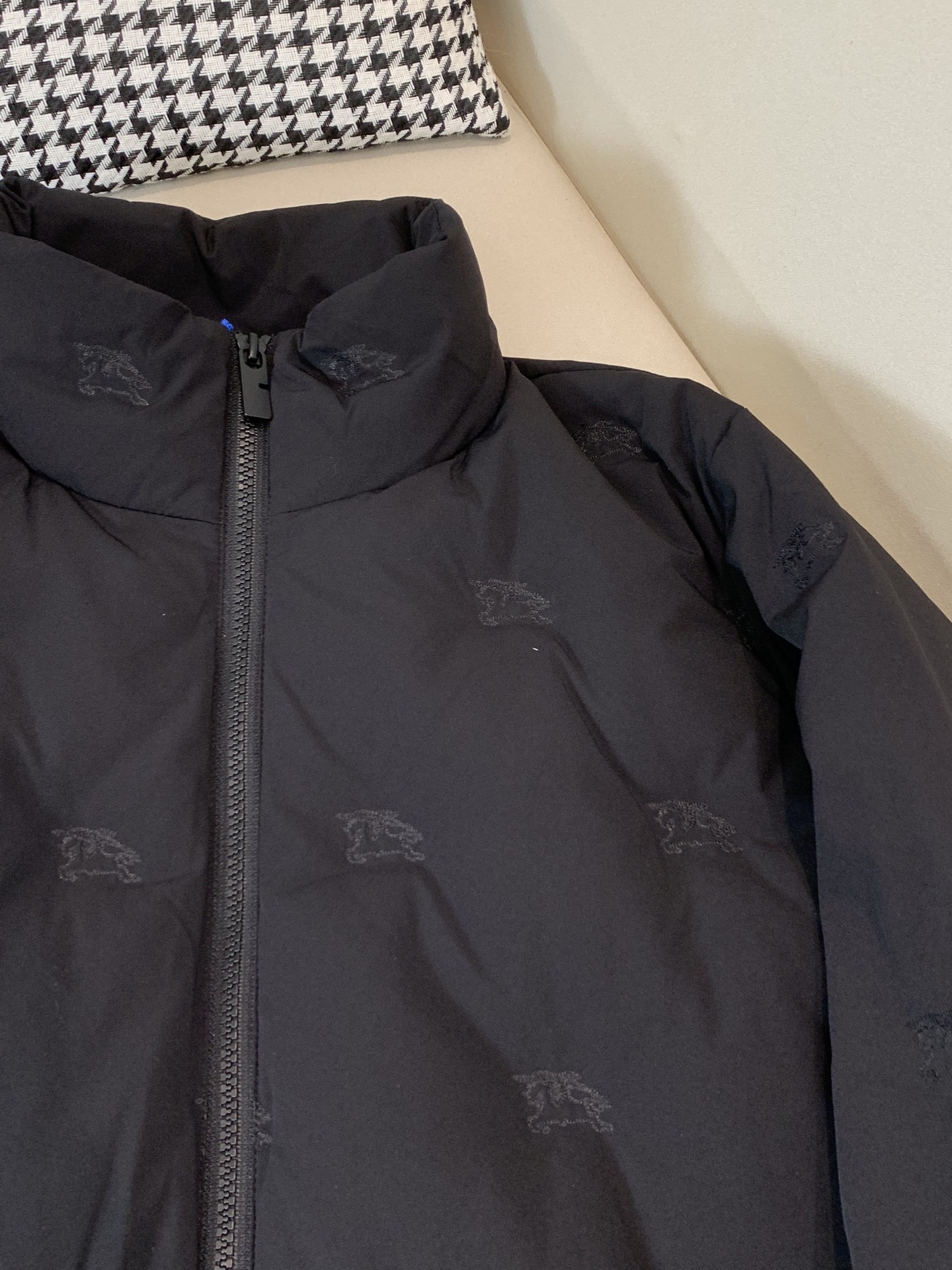 。羽绒巴宝莉Burberry2025最新款时尚设计师款立领羽绒服爆款羽绒服，90#白鸭绒填充，处处细节显