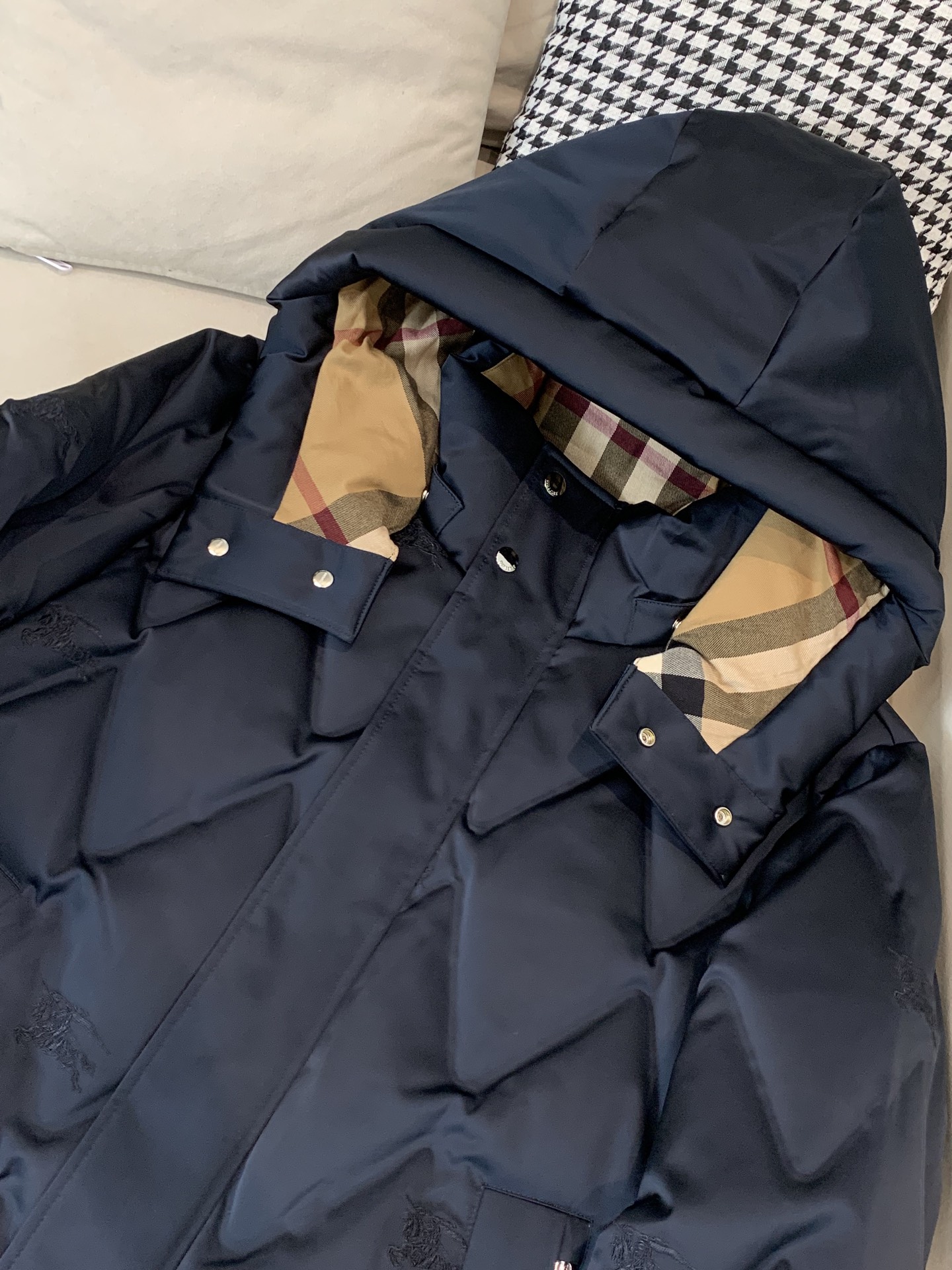 。 25SS秋冬新款💥羽绒服巴宝莉拼接暗纹满印连帽羽绒服。材料工艺解析：国标95%纯白鸭绒，市面独家使用