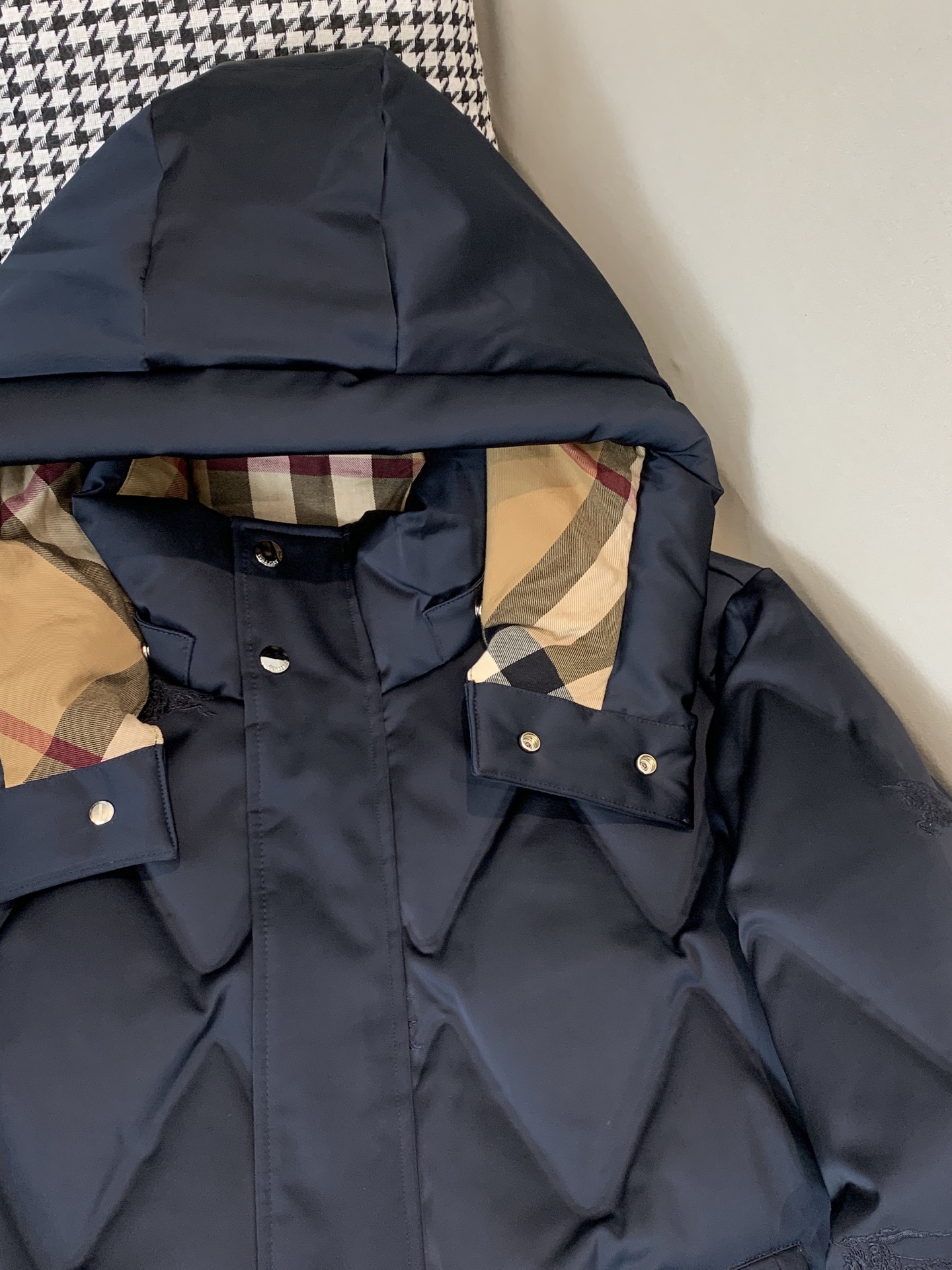 。 25SS秋冬新款💥羽绒服巴宝莉拼接暗纹满印连帽羽绒服。材料工艺解析：国标95%纯白鸭绒，市面独家使用