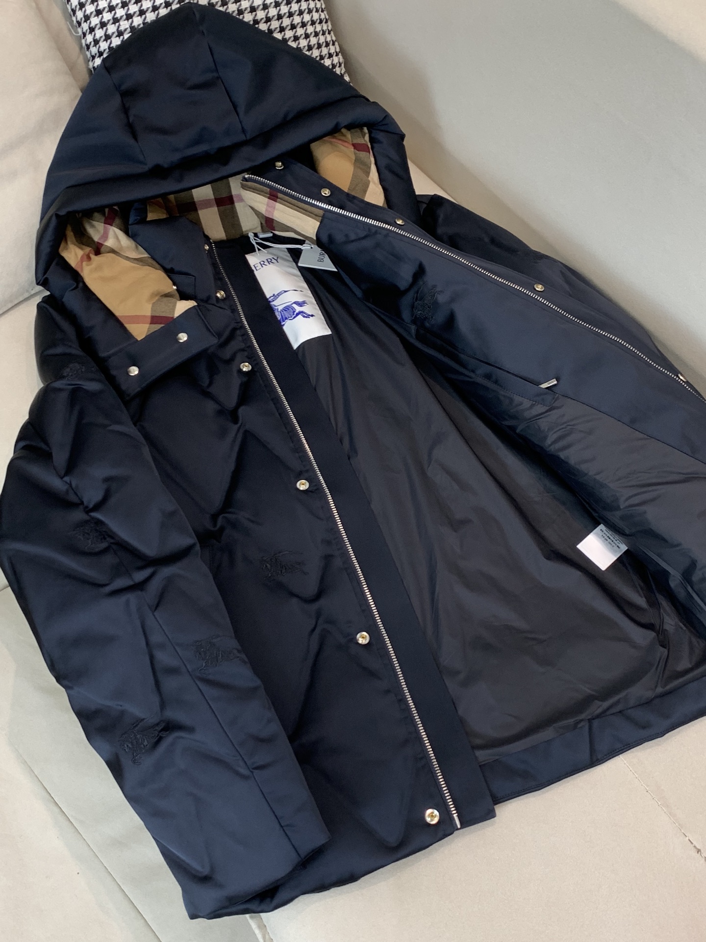 。 25SS秋冬新款💥羽绒服巴宝莉拼接暗纹满印连帽羽绒服。材料工艺解析：国标95%纯白鸭绒，市面独家使用