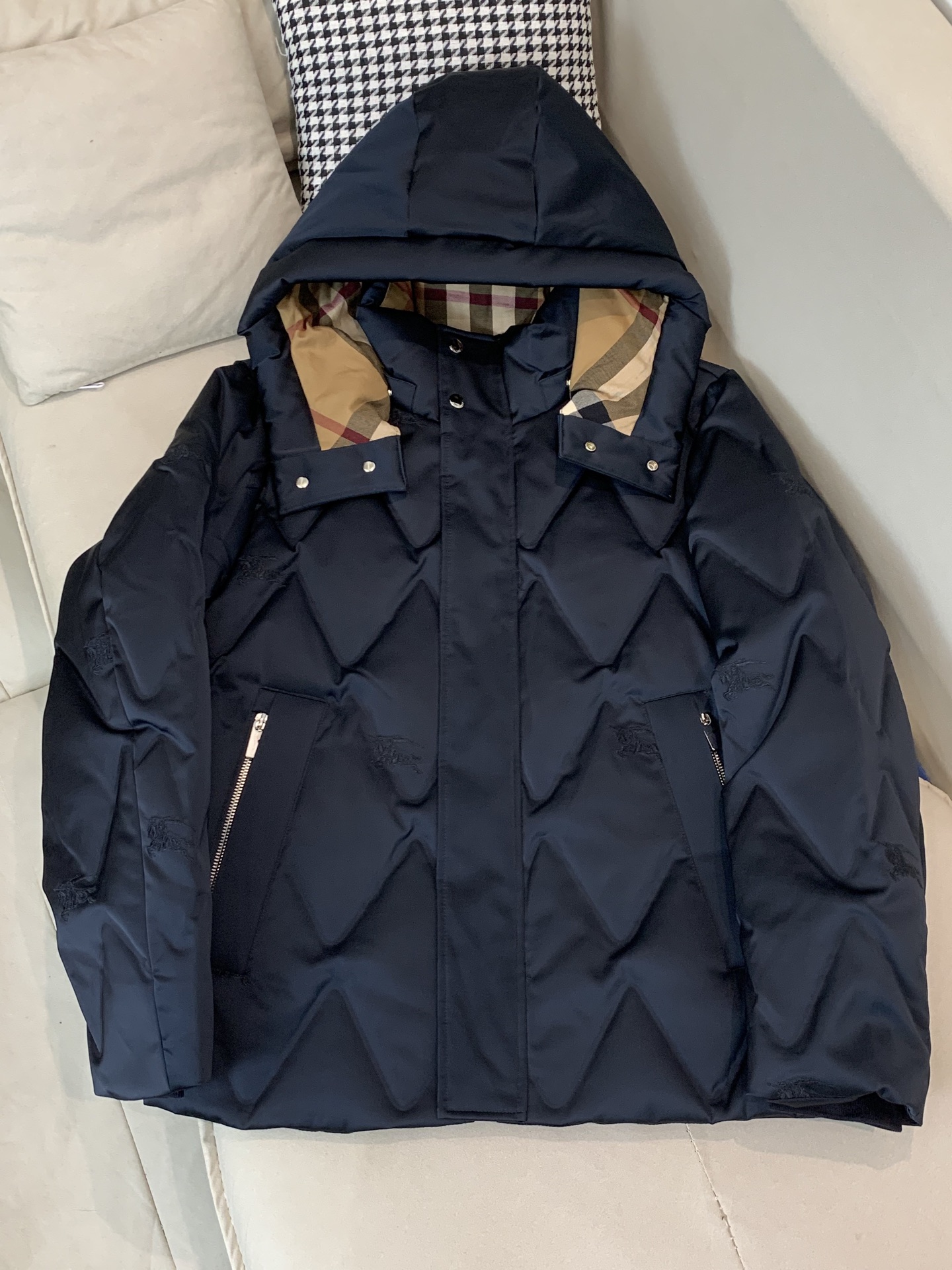 。 25SS秋冬新款💥羽绒服巴宝莉拼接暗纹满印连帽羽绒服。材料工艺解析：国标95%纯白鸭绒，市面独家使用